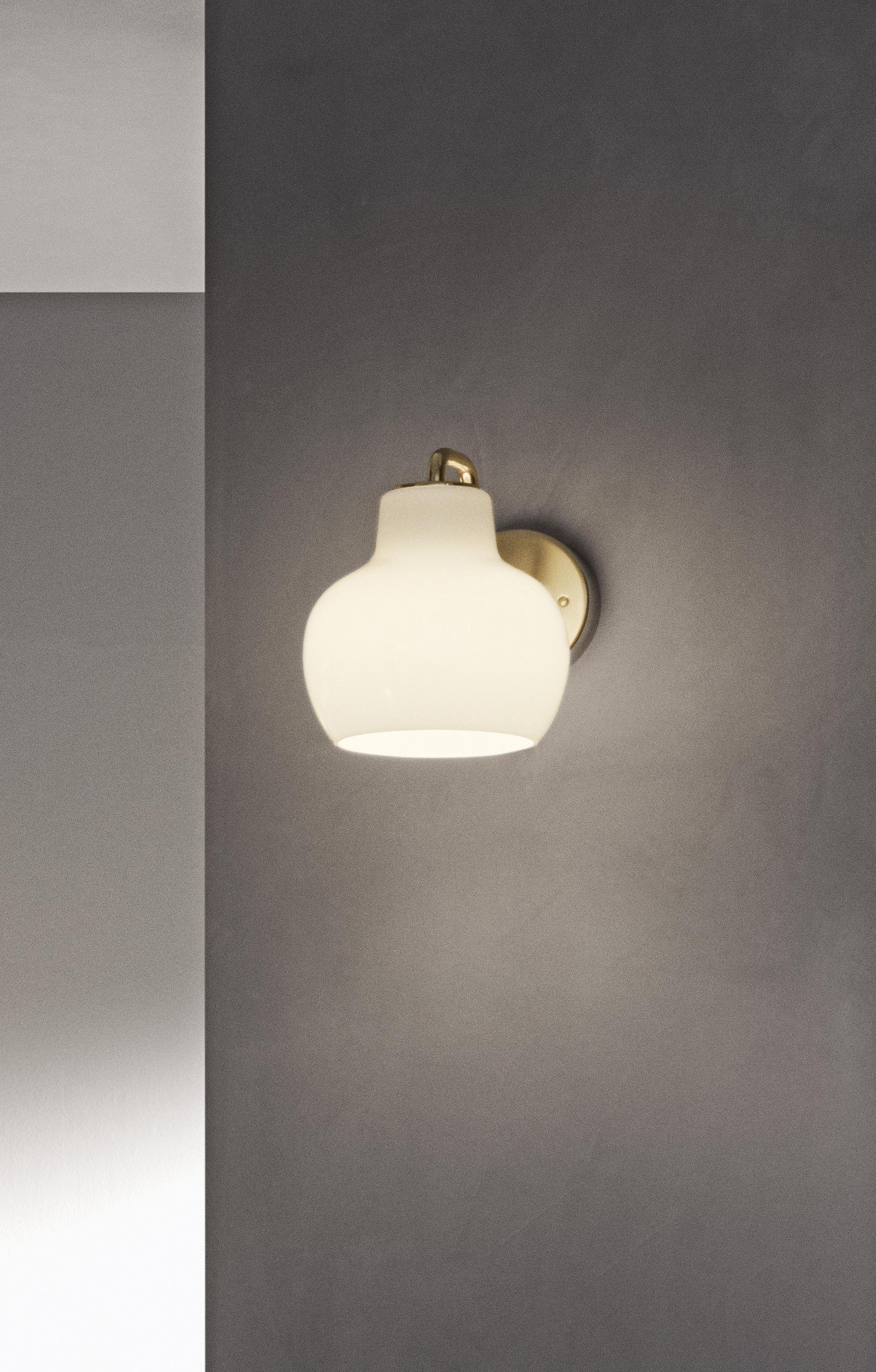 Vilhelm Lauritzen VL-2 Brass and Glass Wall Lamp for Louis Poulsen For Sale 3