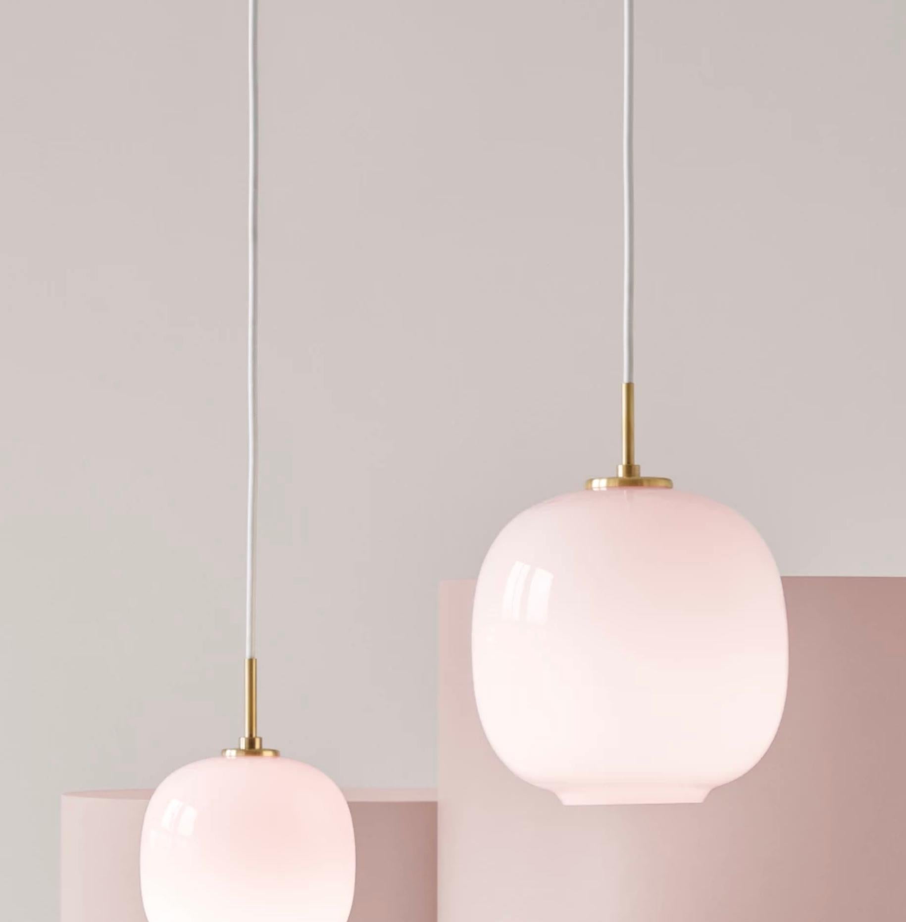Vilhelm Lauritzen VL 45 'Radiohus' Pendant Ø250 in Brass and Pale Rose Glass In New Condition For Sale In Tilburg, NL