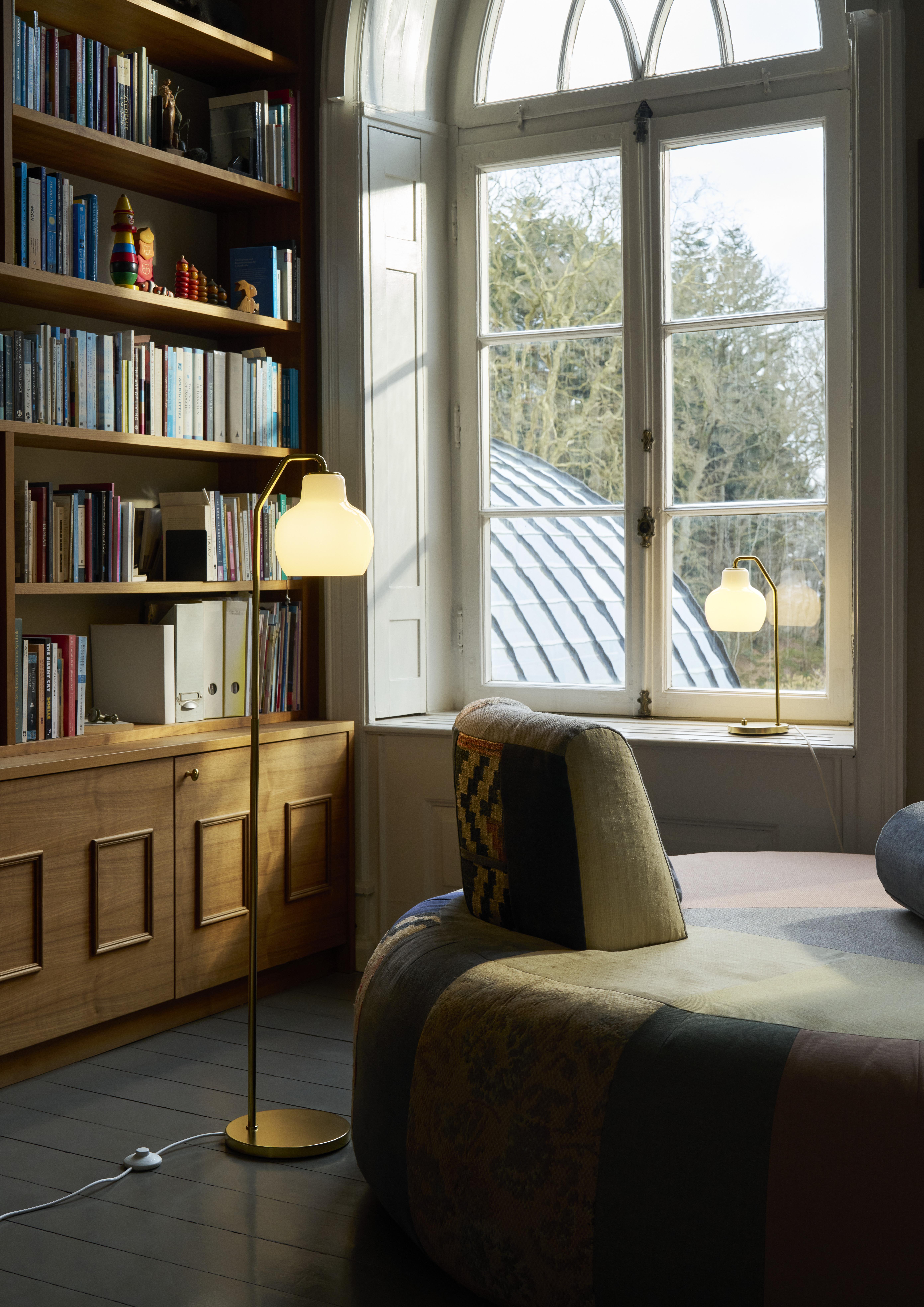 Vilhelm Lauritzen Lámpara de pie 'VL Ring Crown' para Louis Poulsen

Diseñada originalmente en los años 30 por Vilhelm Lauritzen en colaboración con Louis Poulsen para la construcción del edificio Radiohuset en Frederiksberg, Copenhague, la familia