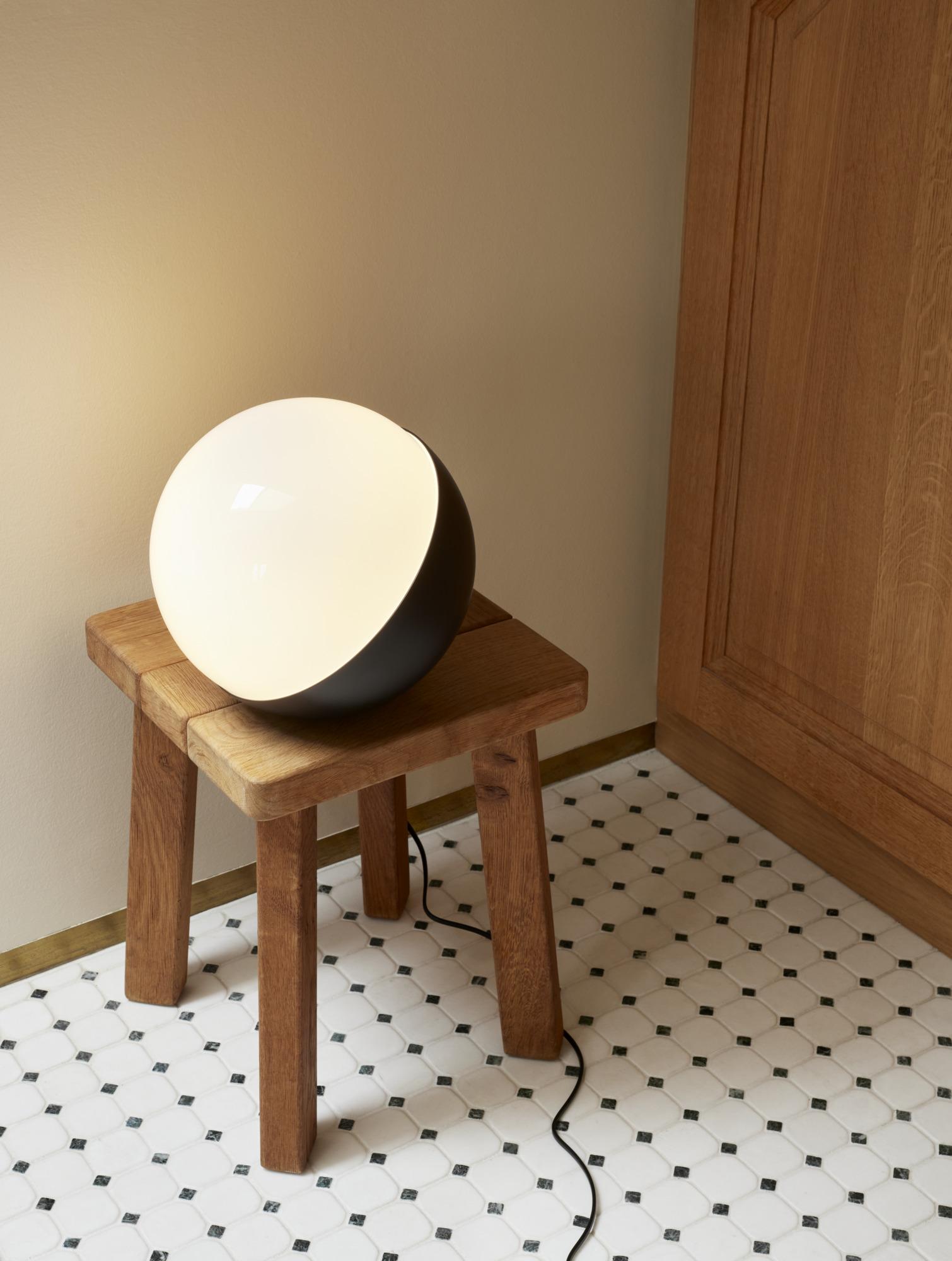 Lampe de table en métal et verre Vilhelm Lauritzen 'VL Studio' pour Louis Poulsen.

Cette lampe de table innovante s'inspire de l'applique de studio originale de Lauritzen pour Radiohuset, qui indiquait par une lumière rouge ou verte si le studio