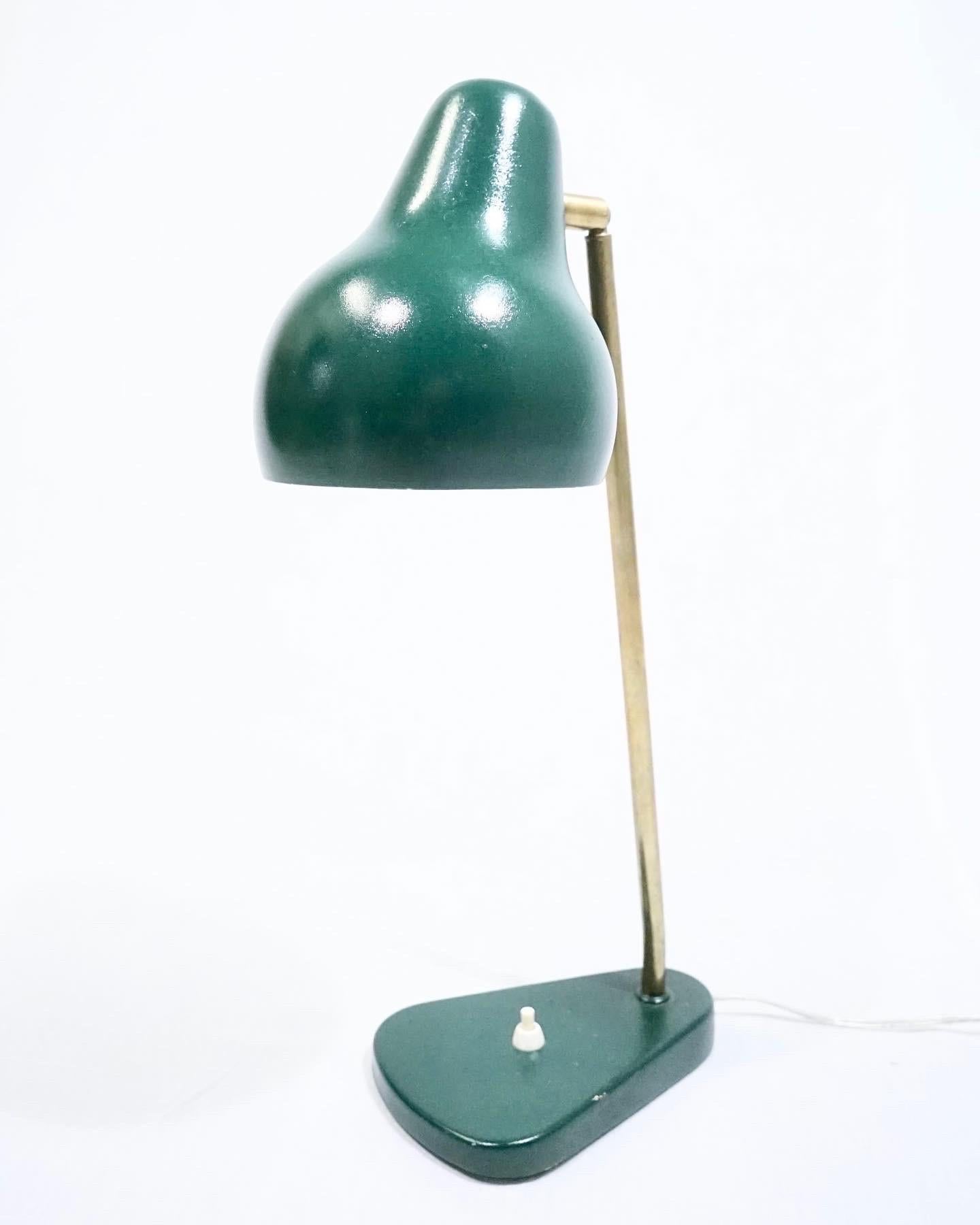 Rare original production Vilhelm Lauritzen VL38 table lamp produced by Louis Poulsen in the 1960’s, the lamp has later been lacquered green.
Vilhelm Lauritzen was a important part of the early danish modernist movement together with architects like