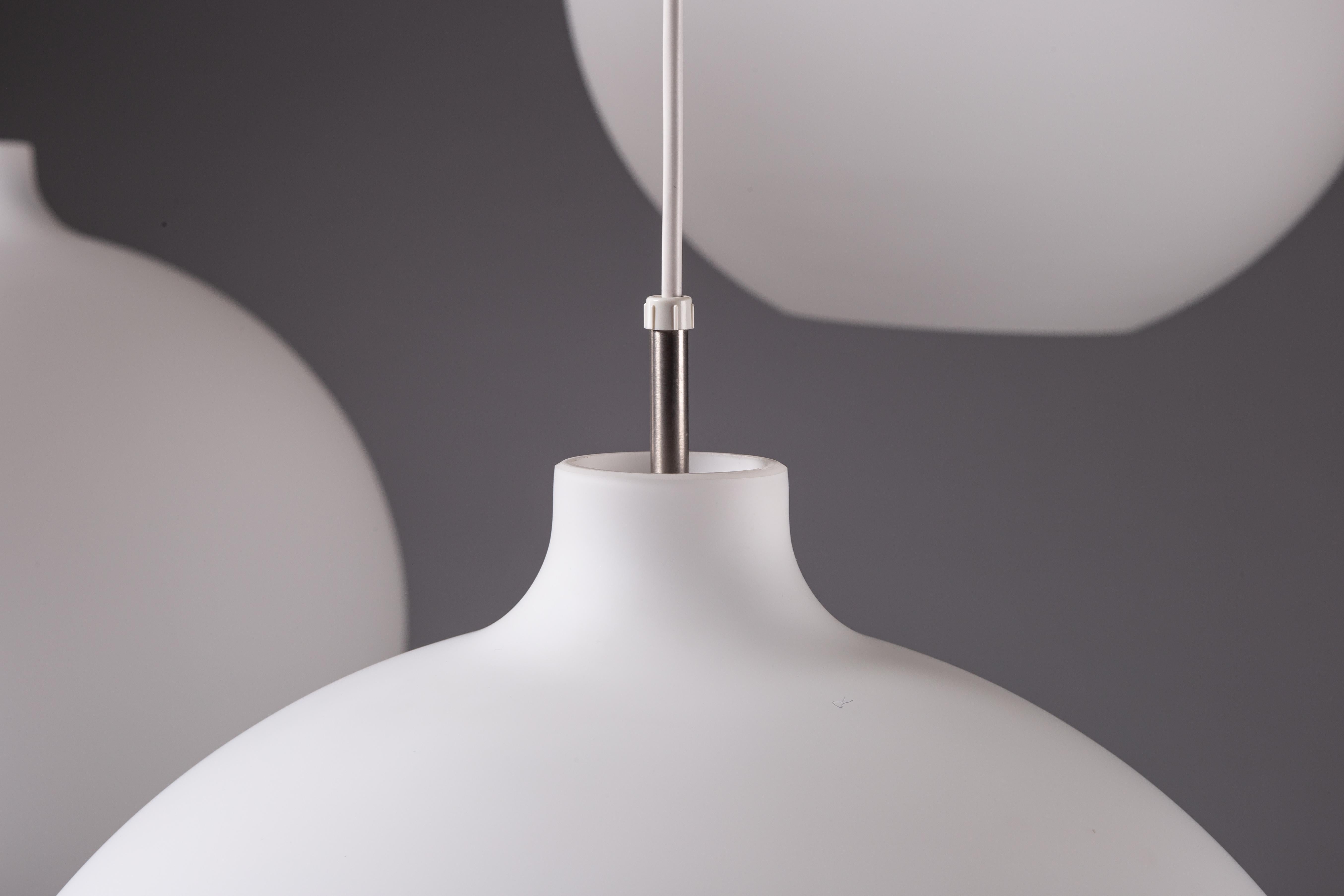 Vilhelm Wohlert, set of 5 opaline glass Satellite pendant lamp for Louis Poulsen in vendita 3