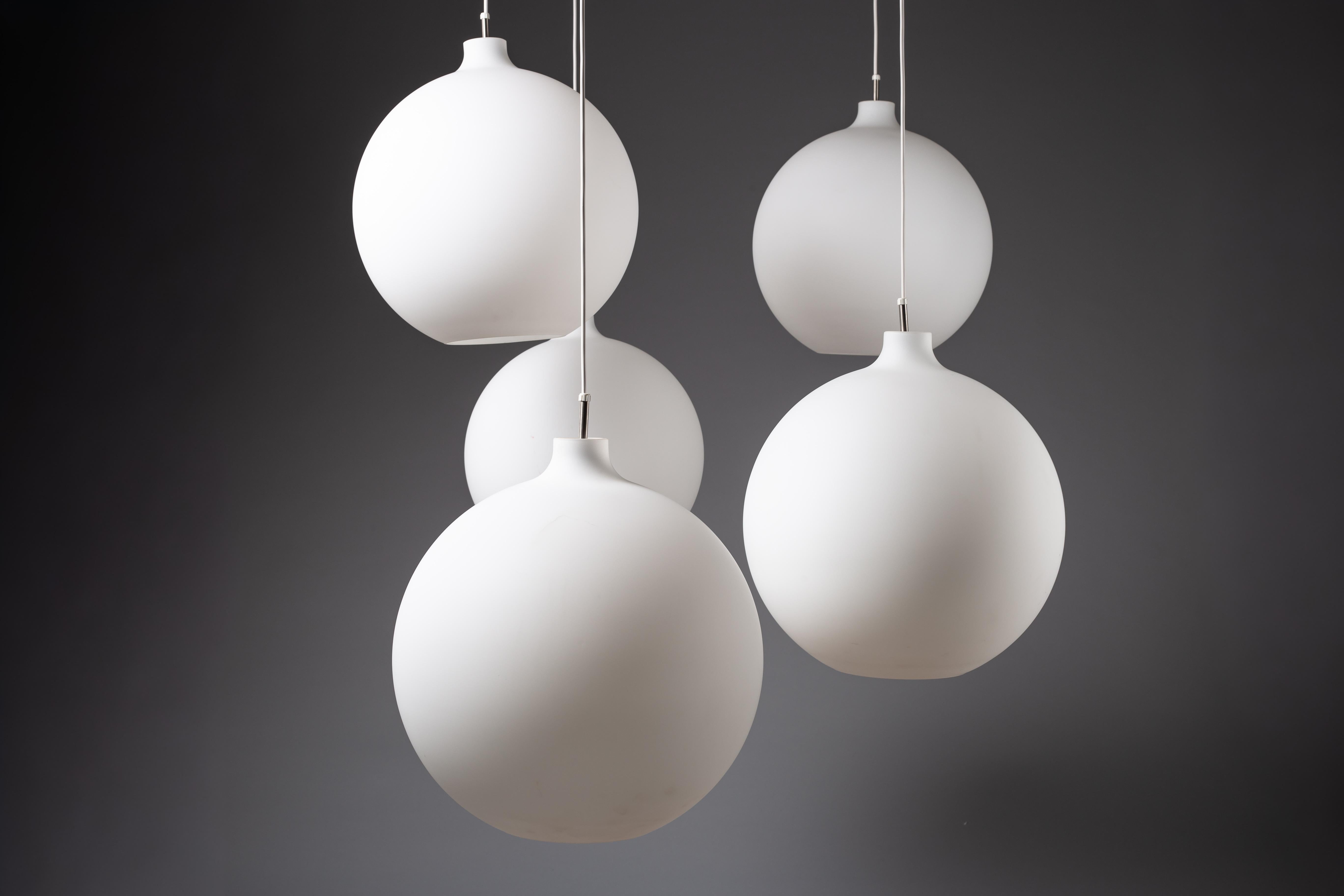 Vilhelm Wohlert, set of 5 opaline glass Satellite pendant lamp for Louis Poulsen in vendita 4