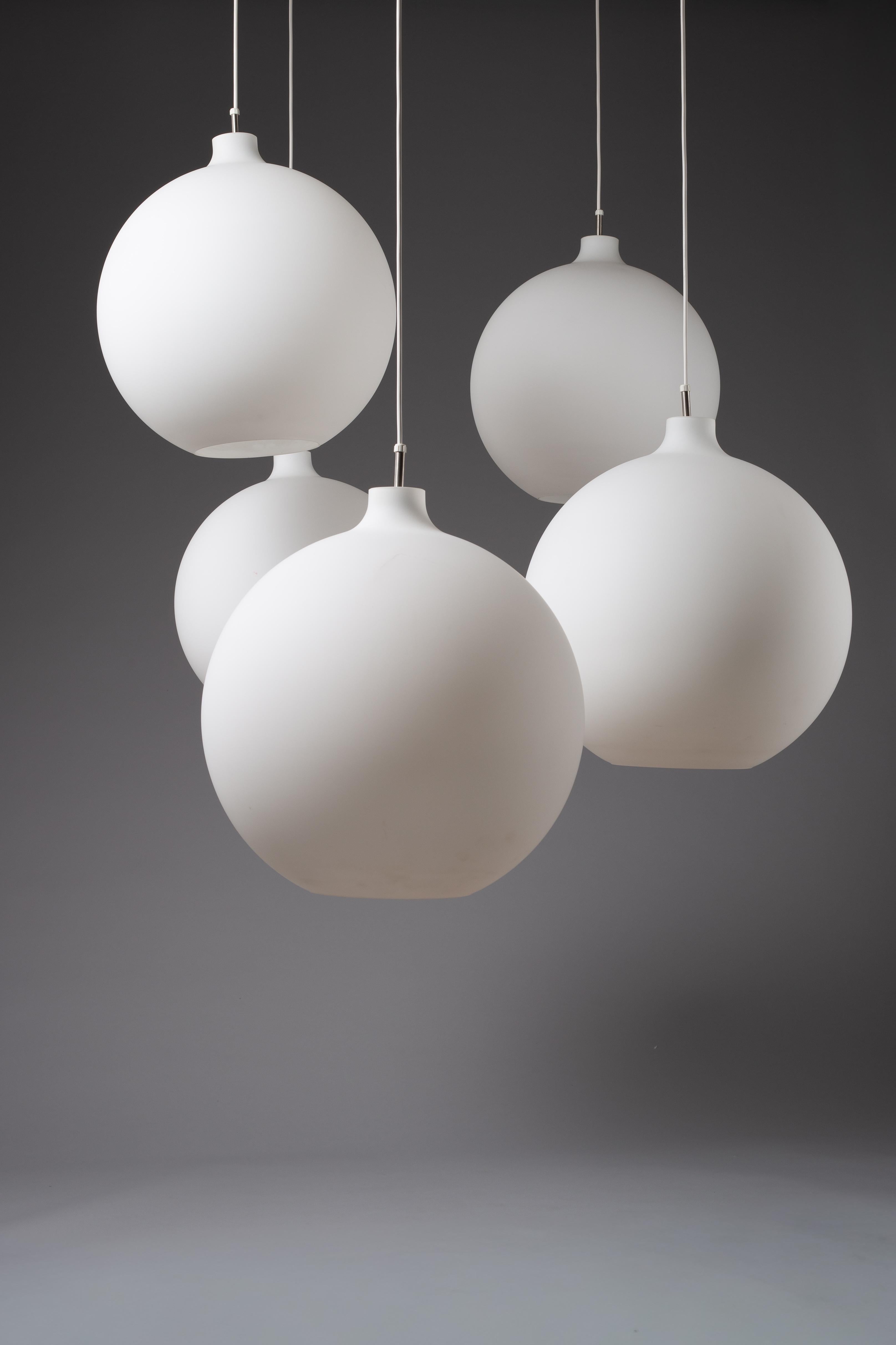 Mid-Century moderno Vilhelm Wohlert, set of 5 opaline glass Satellite pendant lamp for Louis Poulsen in vendita