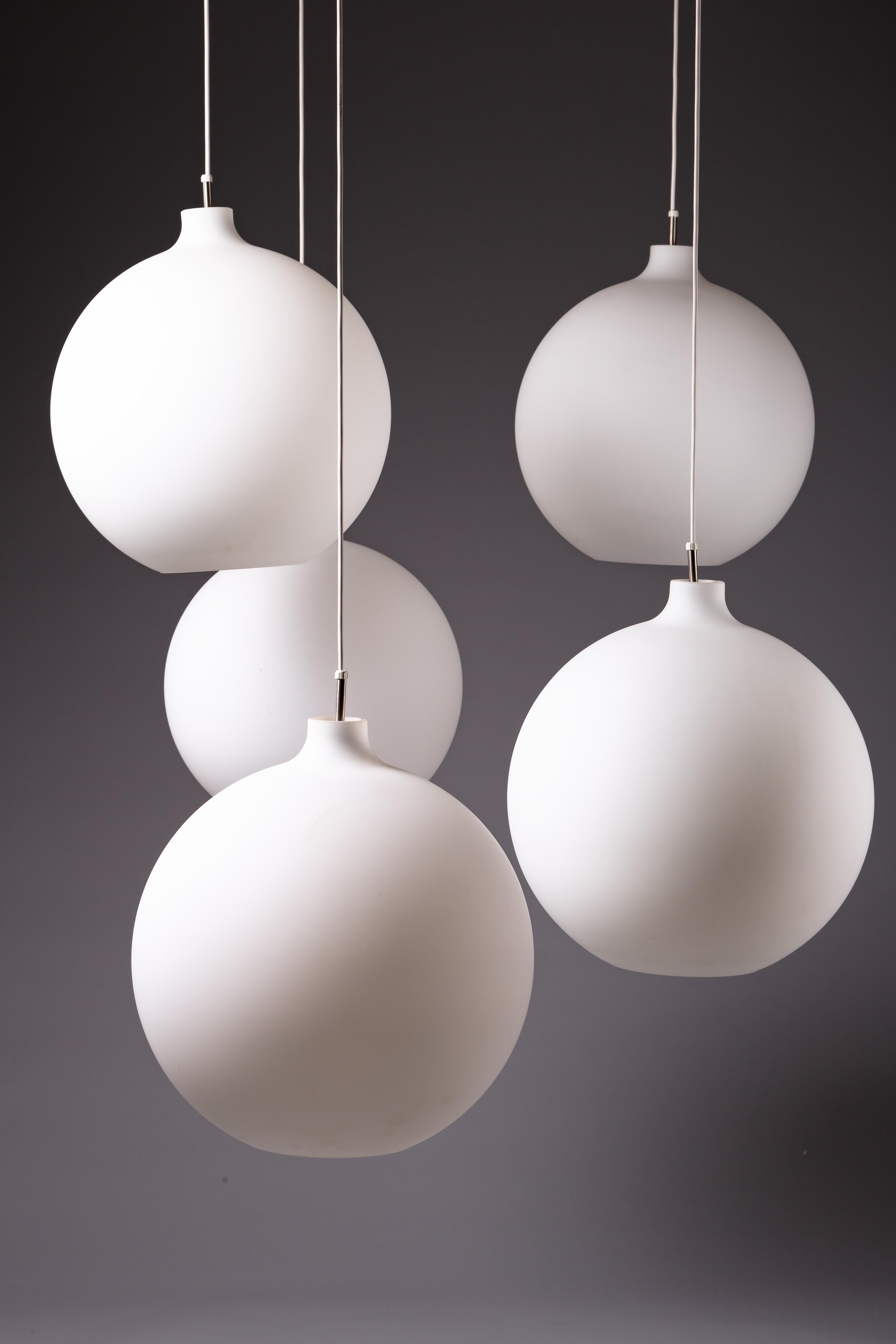 Danese Vilhelm Wohlert, set of 5 opaline glass Satellite pendant lamp for Louis Poulsen in vendita
