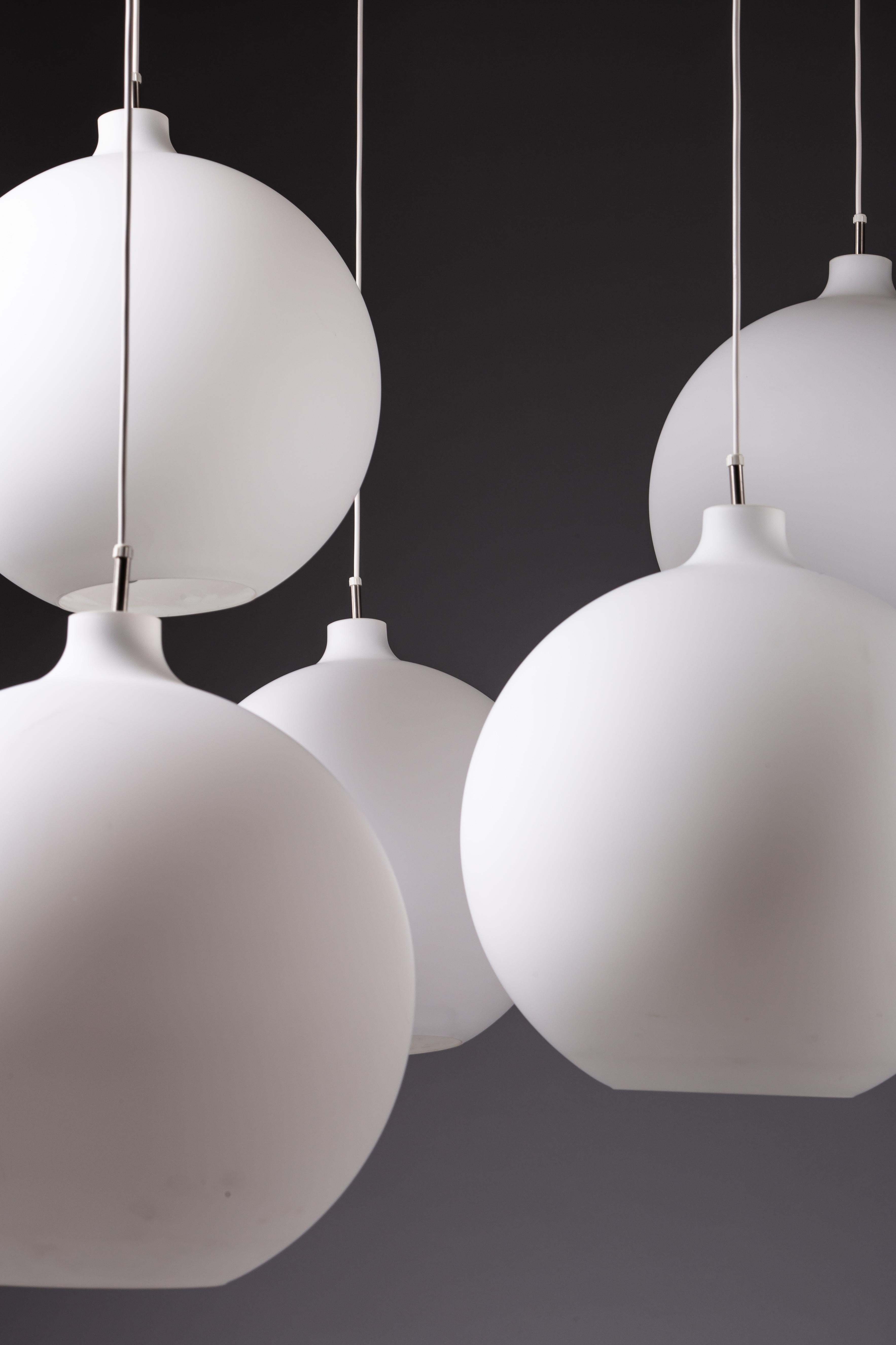 Vilhelm Wohlert, set of 5 opaline glass Satellite pendant lamp for Louis Poulsen In condizioni buone in vendita a Turku, Varsinais-Suomi