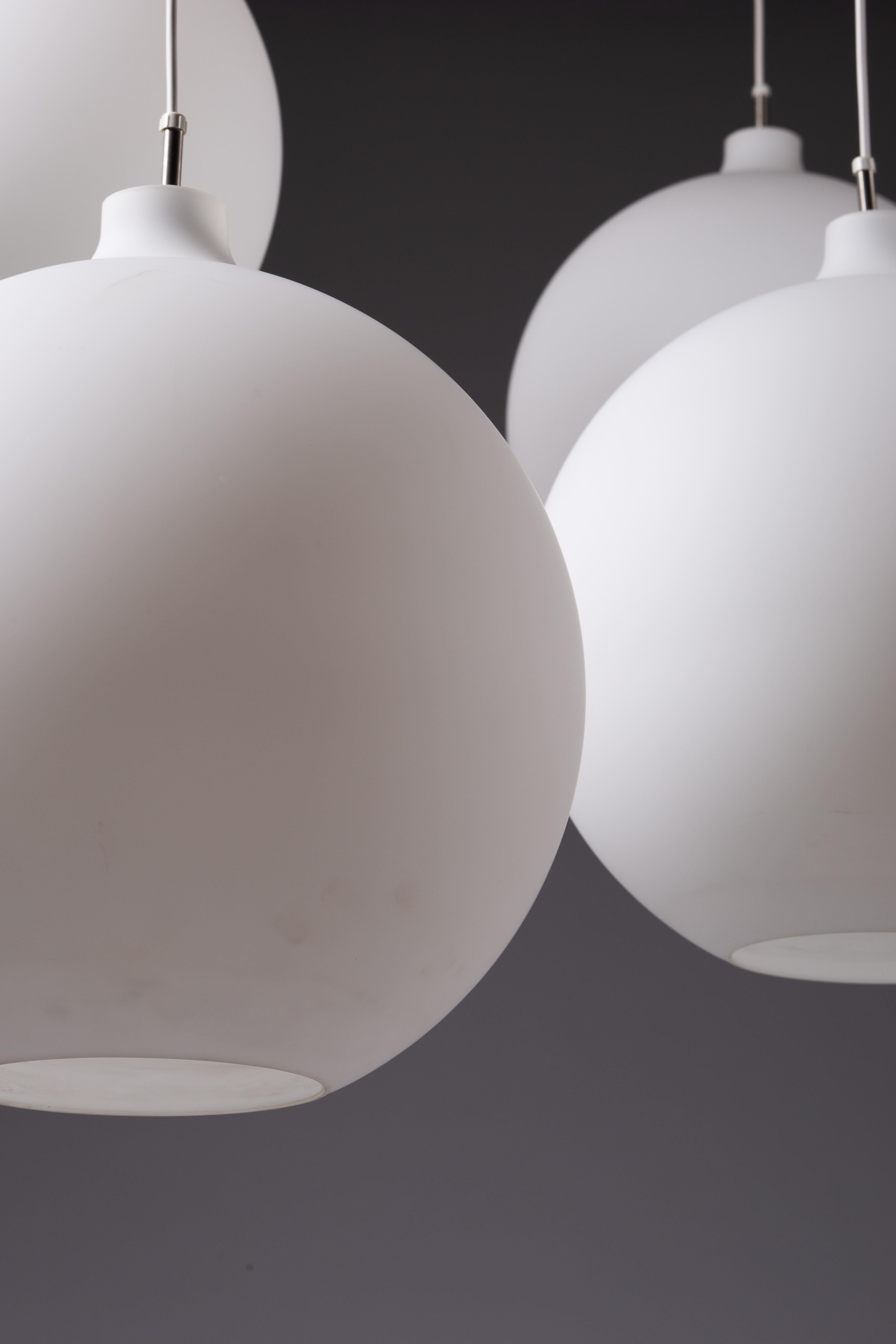 XX secolo Vilhelm Wohlert, set of 5 opaline glass Satellite pendant lamp for Louis Poulsen in vendita