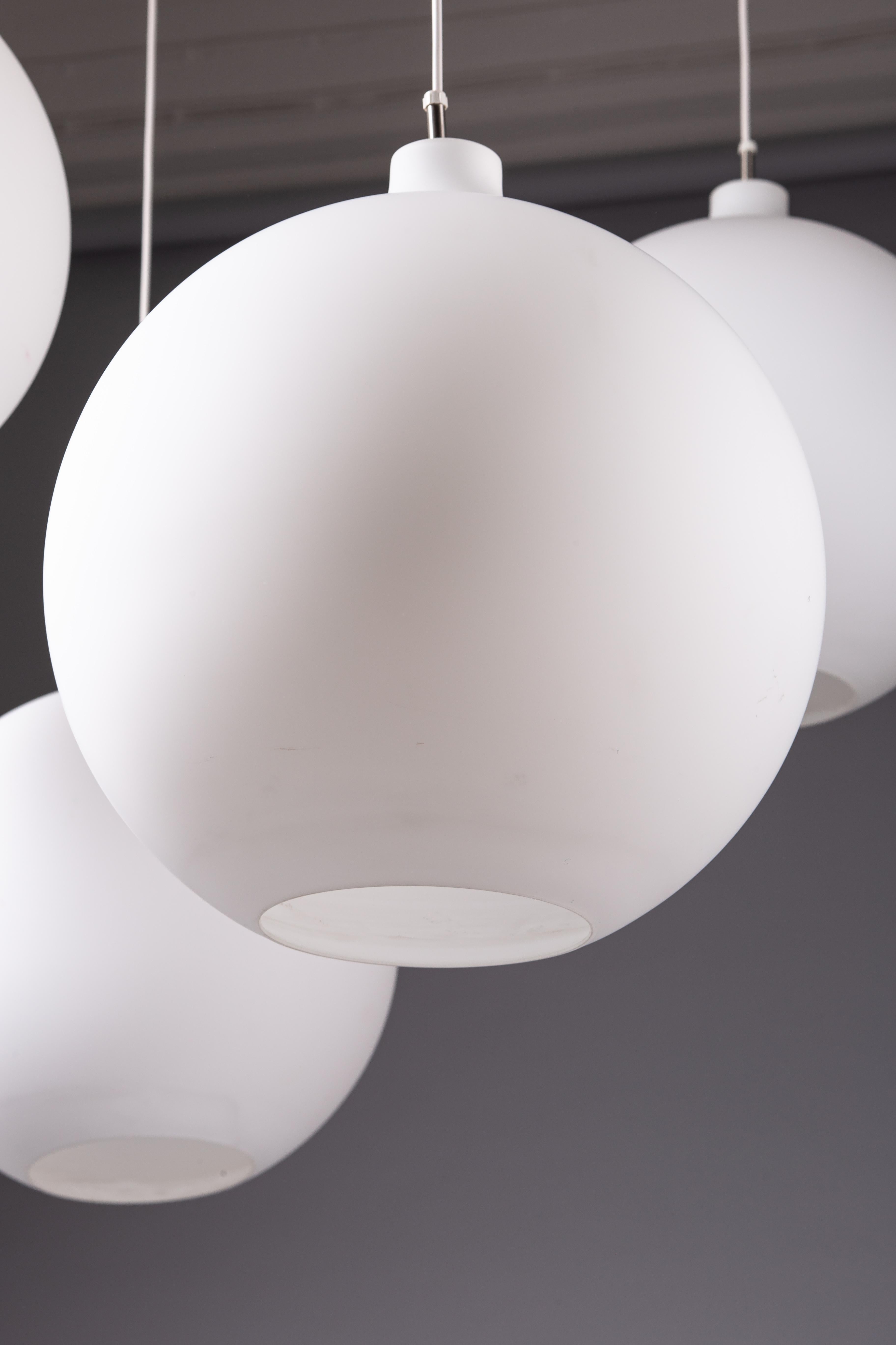Vetro opalino Vilhelm Wohlert, set of 5 opaline glass Satellite pendant lamp for Louis Poulsen in vendita