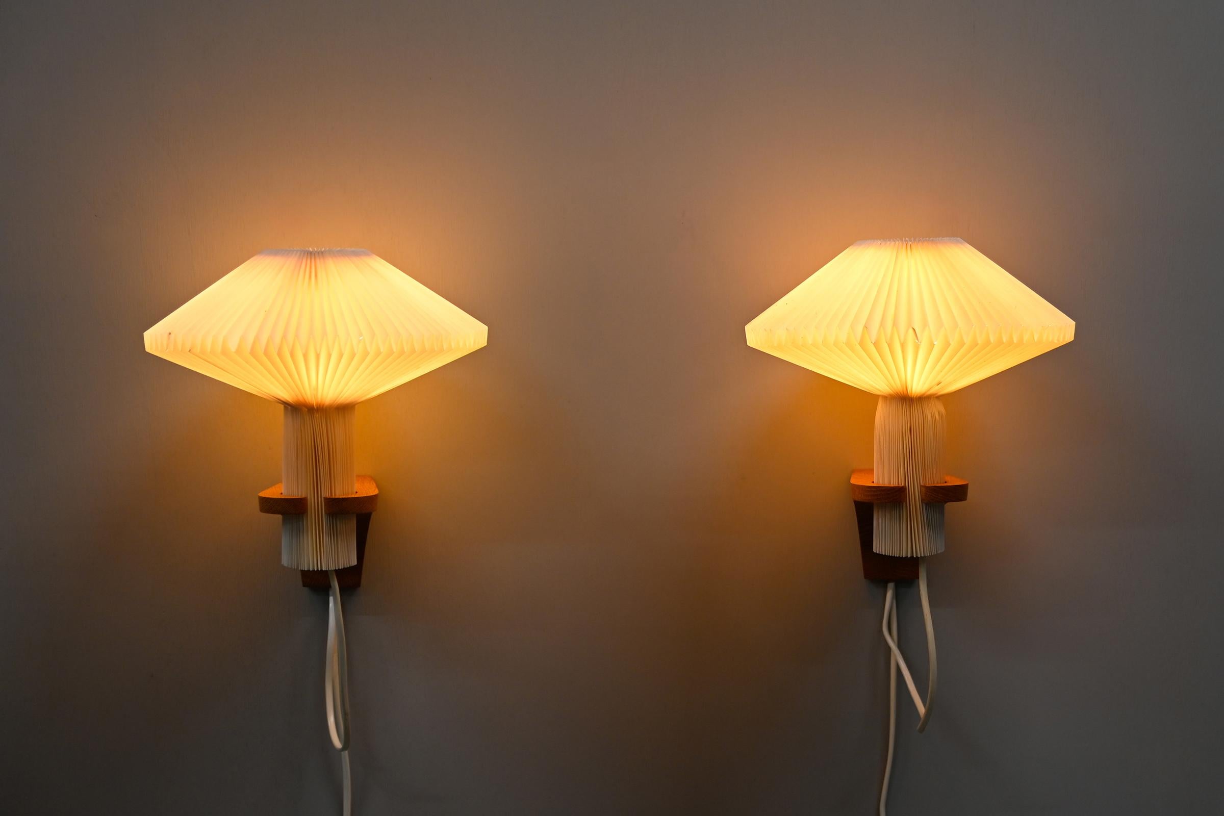 Vilhelm Wohlert wall lamp Oak and Acrylic shade for Le Klint, Denmark 1950s In Good Condition In Amsterdam, NL