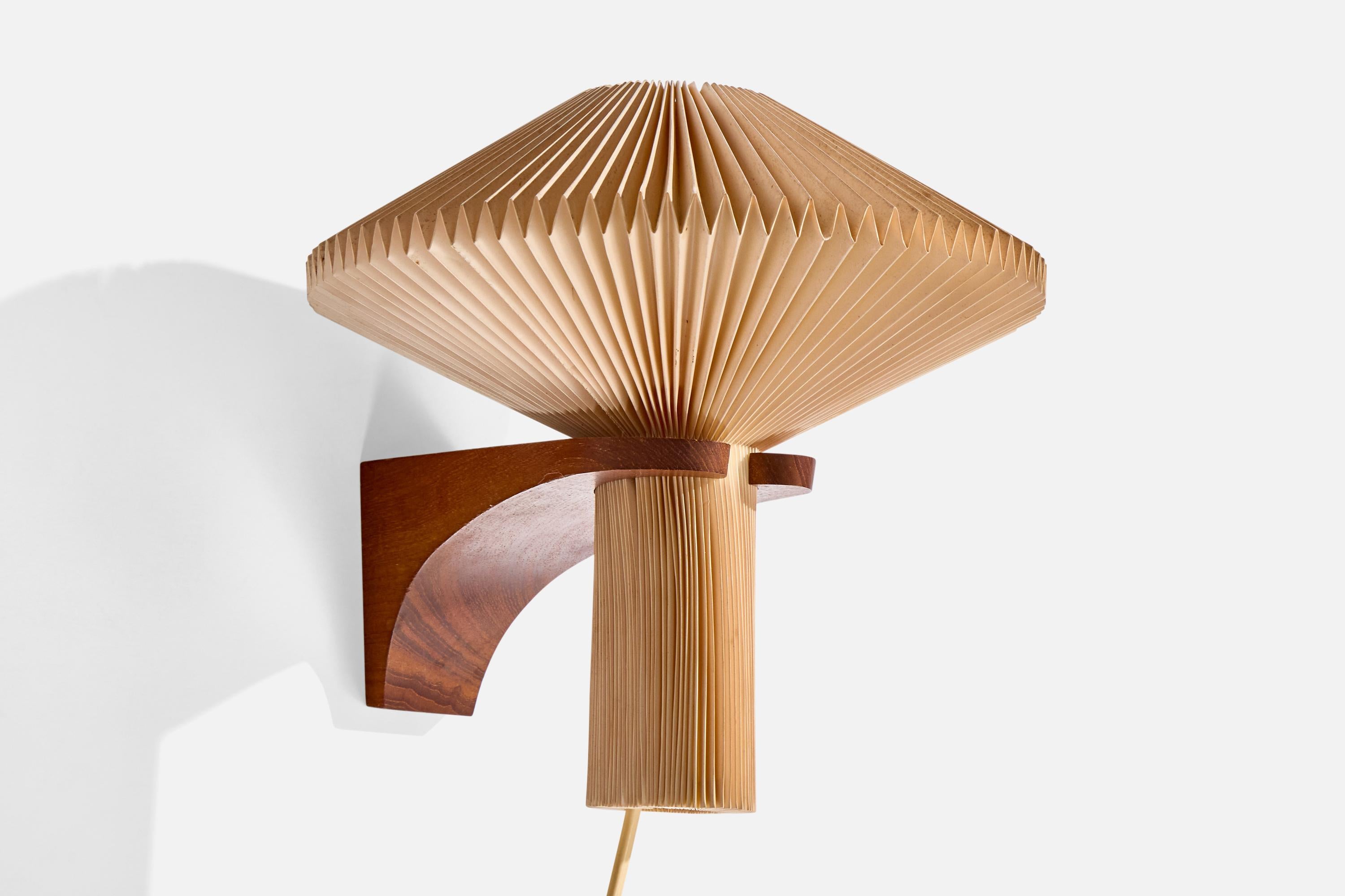 Eine gefaltete beigefarbene Wandleuchte aus Stoff und Holz, entworfen von Vilhelm Wohlert und hergestellt von Le Klint, Dänemark, ca. 1950er Jahre.

Gesamtabmessungen (Zoll): 9,75 