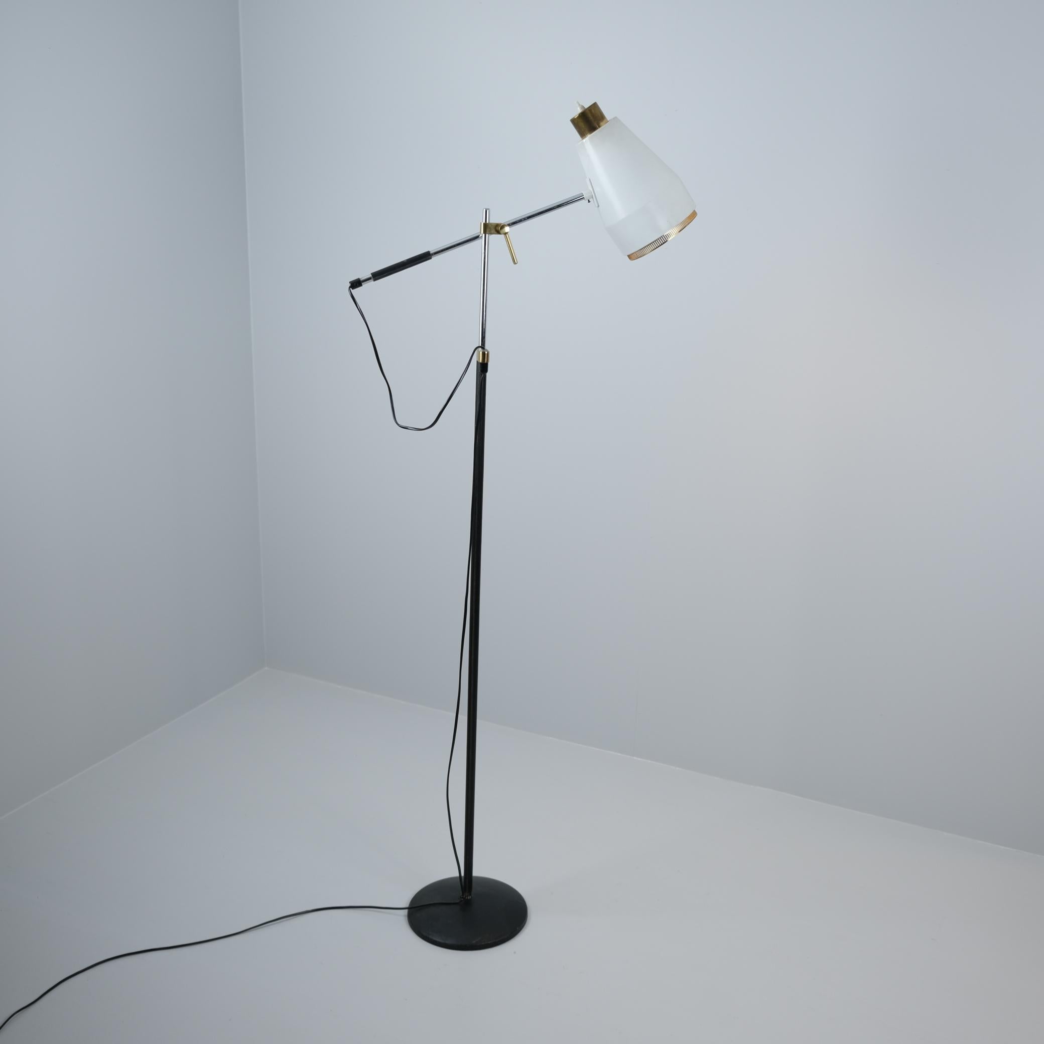 Lampadaire modèle H801, conçu par Viljo Hirvonen et fabriqué par Valaistustyö en Finlande dans les années 1950. La combinaison du cuir, du métal peint et du laiton complète très bien cette lampe. Sa hauteur et son angle réglables, ainsi que la