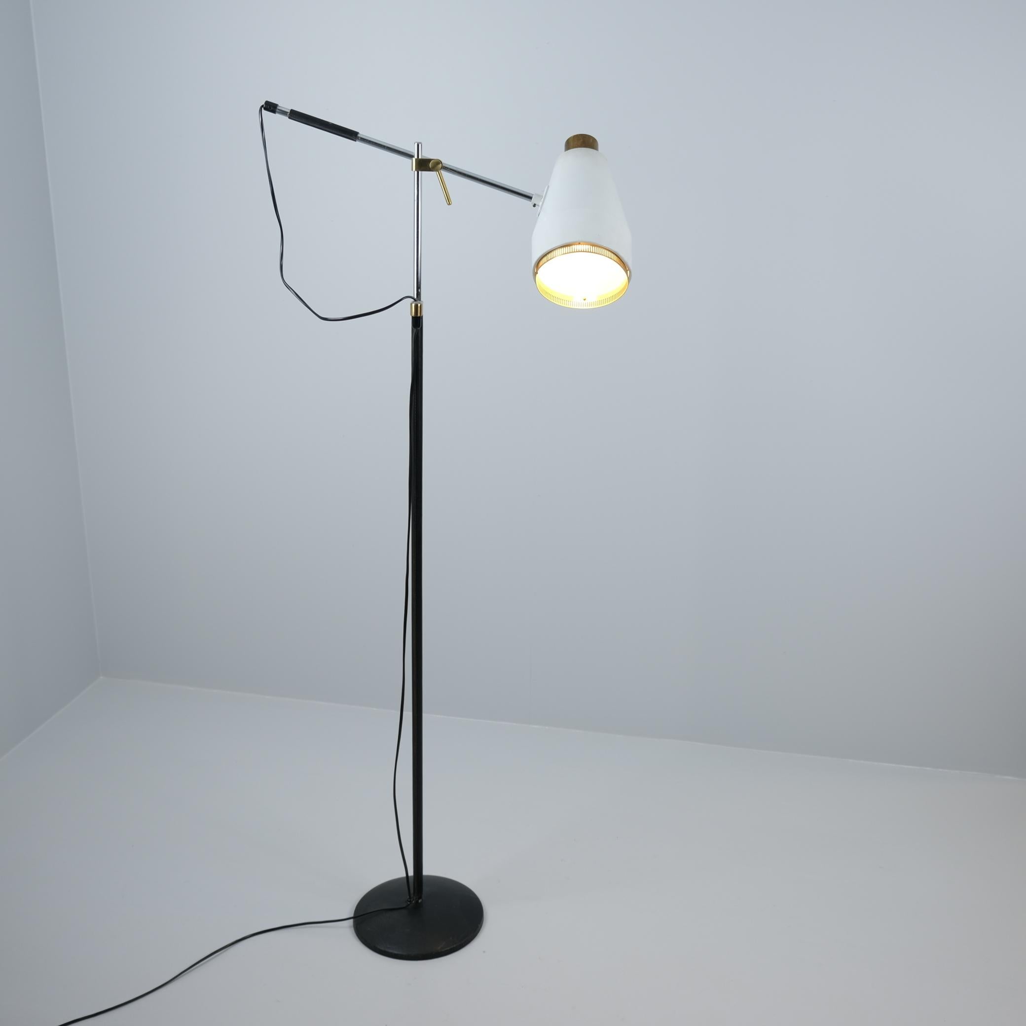 Scandinave moderne Lampadaire H801 de Viljo Hirvonen en cuir, laiton et métal, Valaistustyö, années 1950 en vente