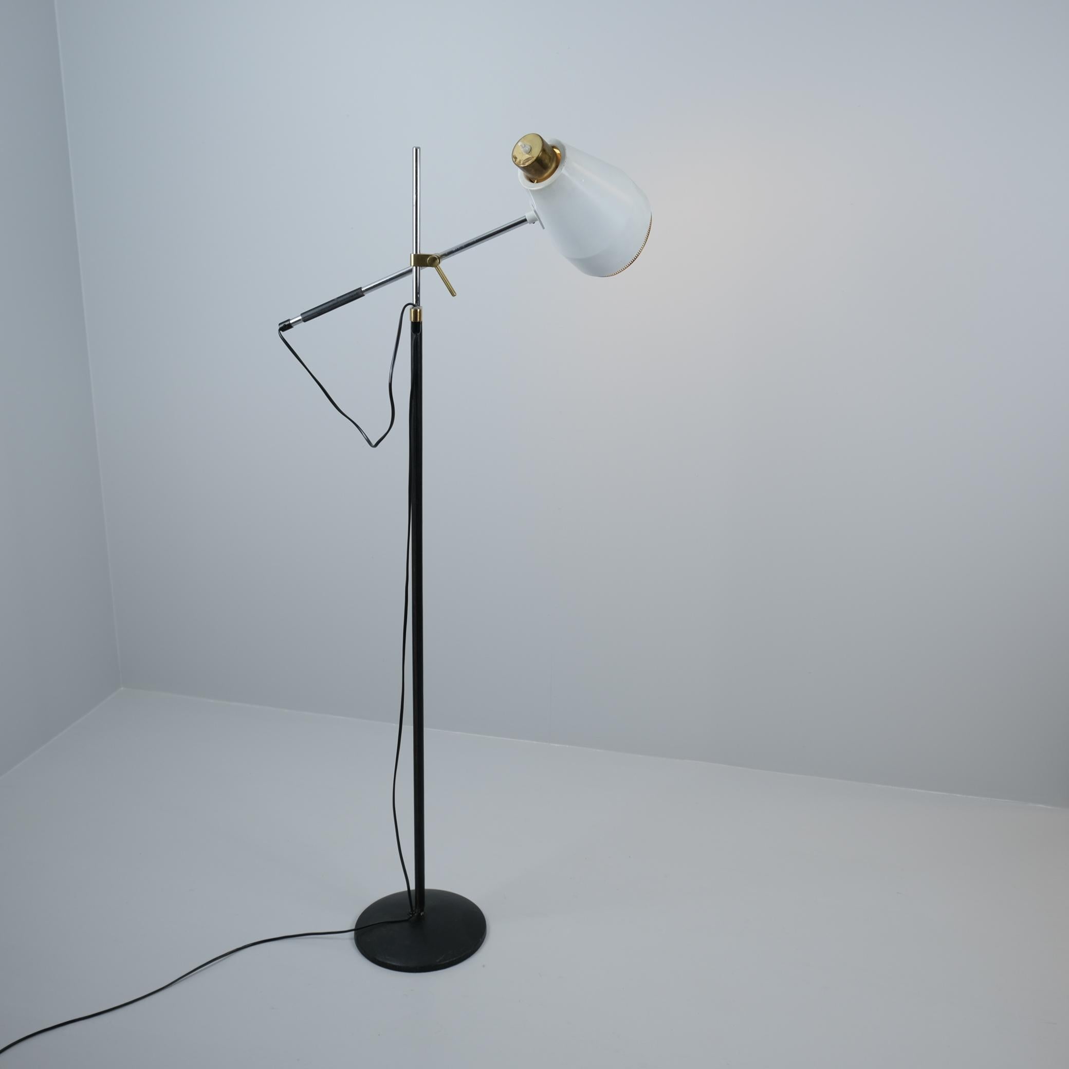 Finlandais Lampadaire H801 de Viljo Hirvonen en cuir, laiton et métal, Valaistustyö, années 1950 en vente