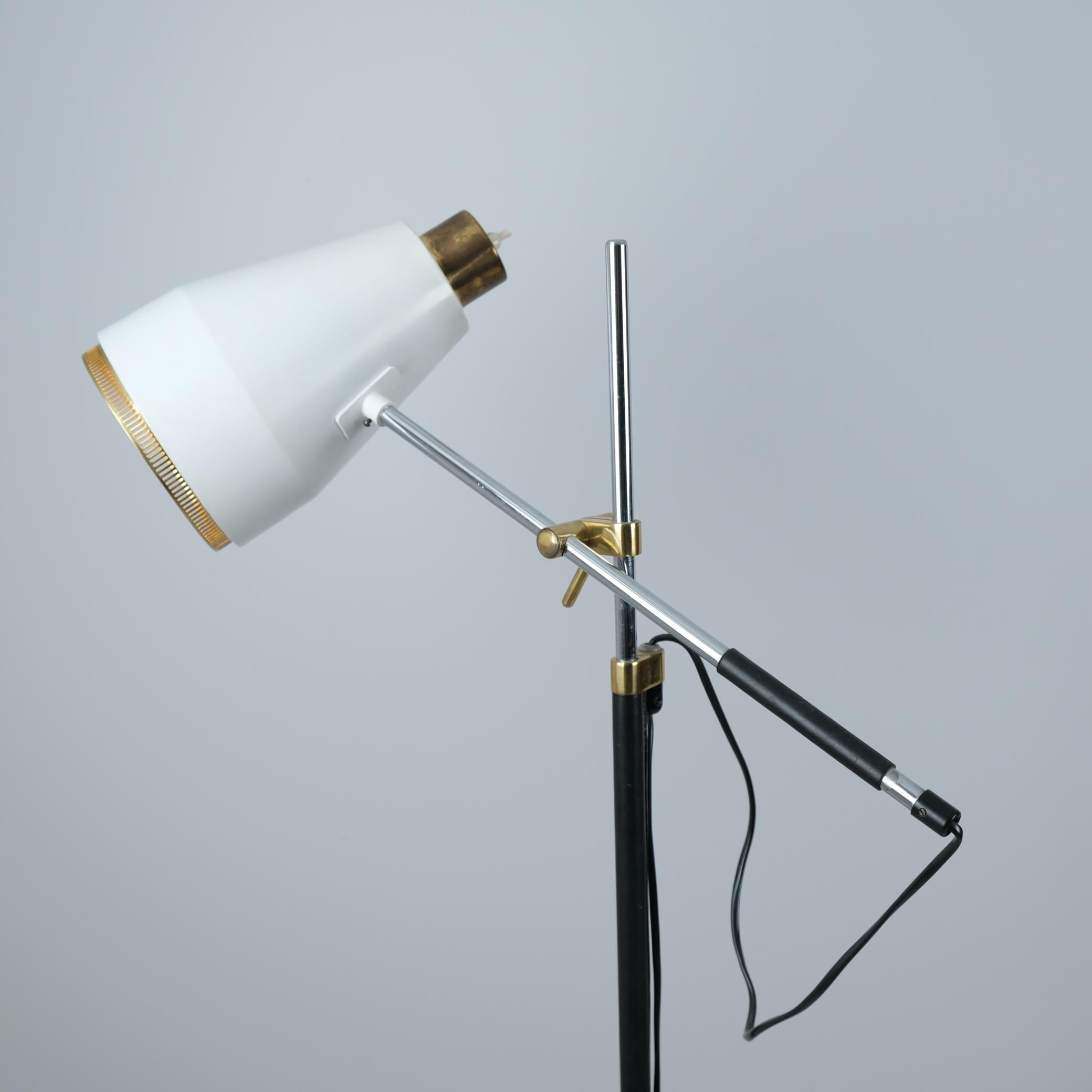 Milieu du XXe siècle Lampadaire H801 de Viljo Hirvonen en cuir, laiton et métal, Valaistustyö, années 1950 en vente
