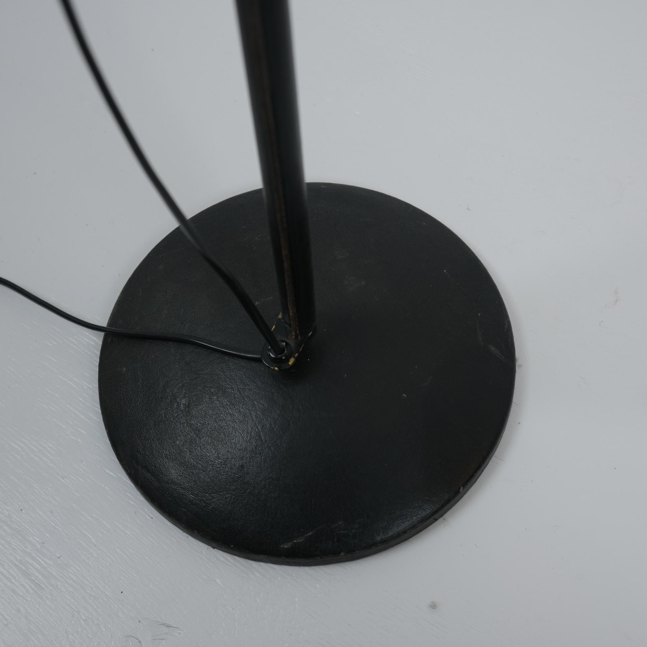 Métal Lampadaire H801 de Viljo Hirvonen en cuir, laiton et métal, Valaistustyö, années 1950 en vente