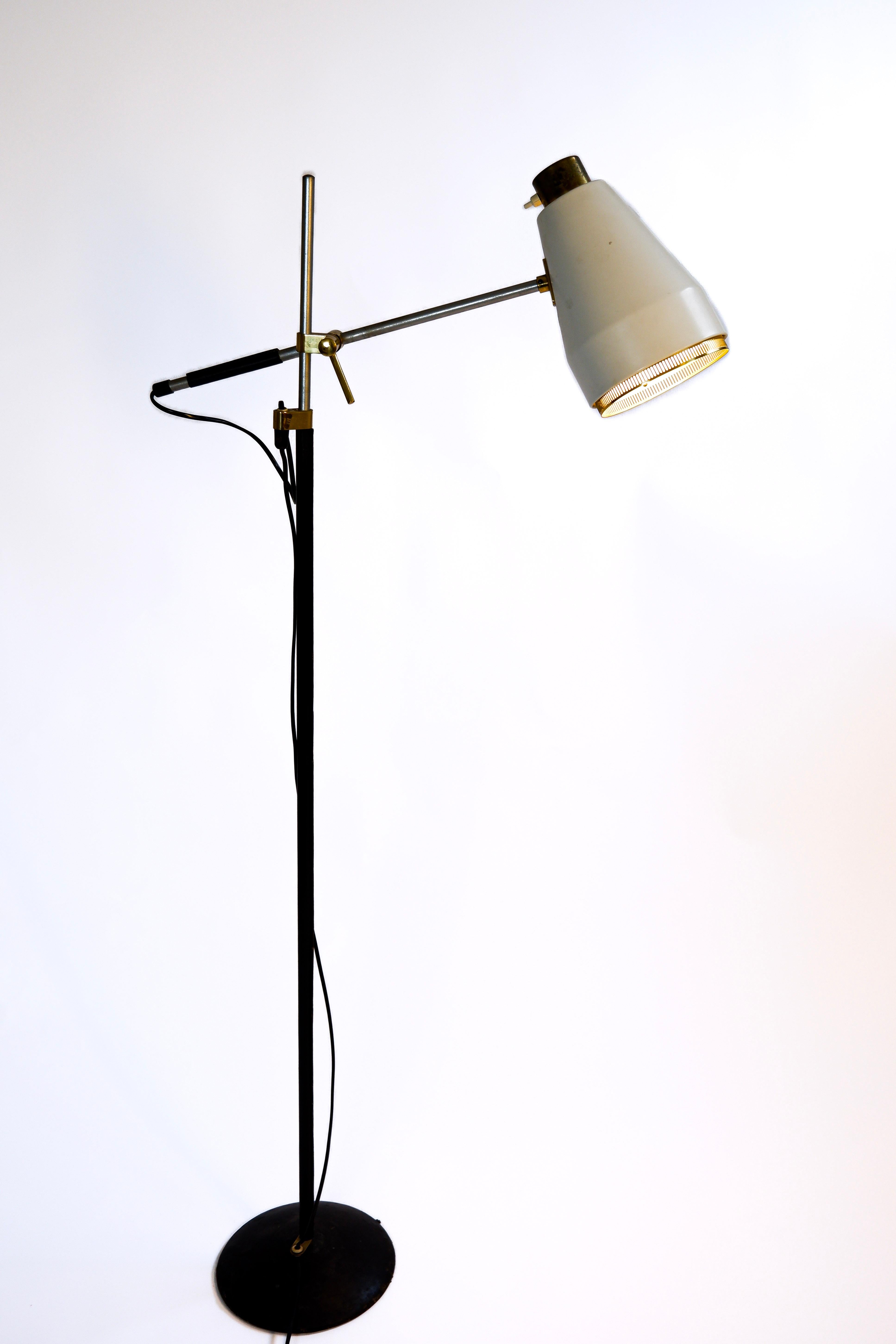 Viljo Hirvonen for Valaistustyö, adjustable floor lamp, leather & brass, 1960s In Fair Condition For Sale In Hägersten-Liljeholmen, Stockholms län