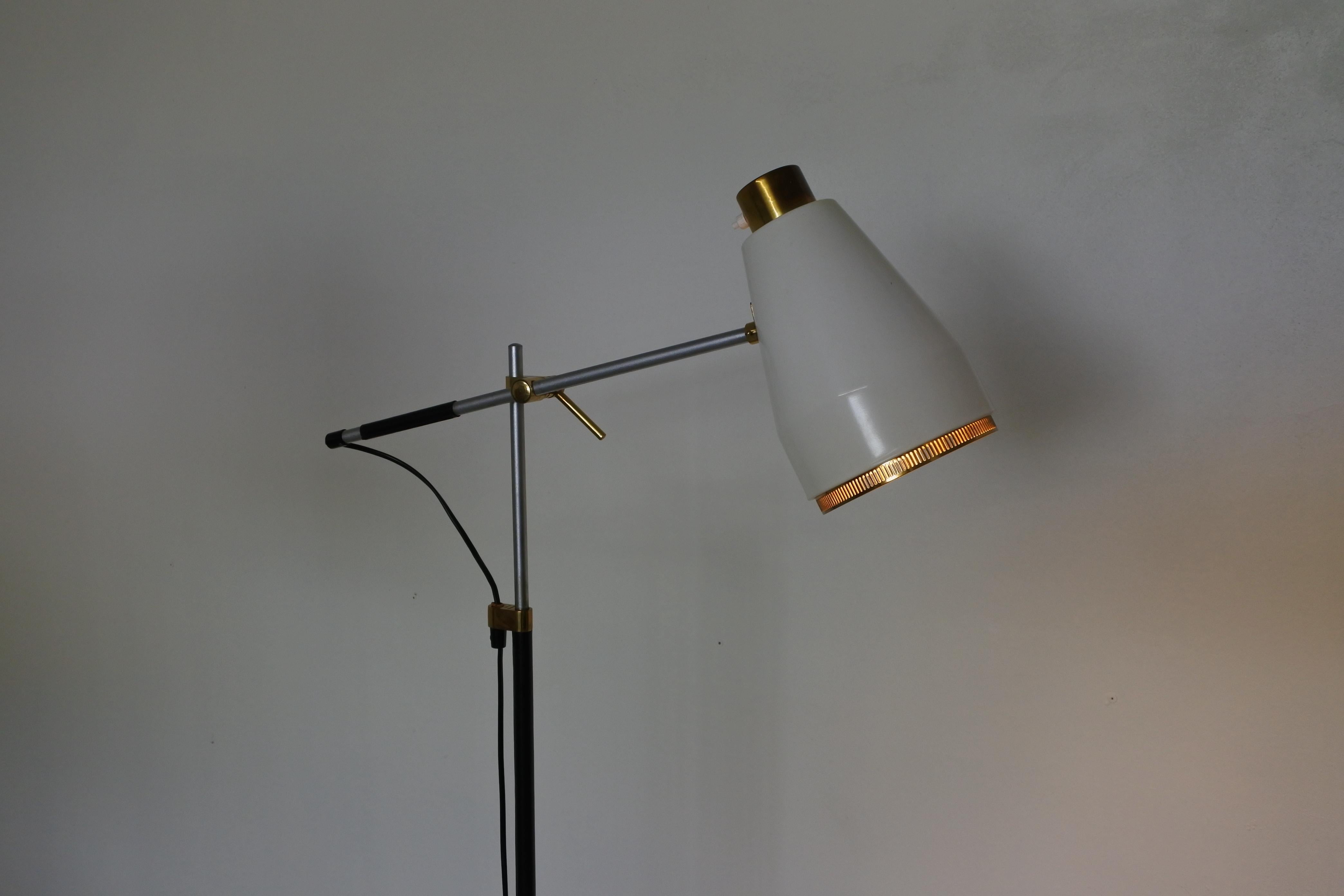Viljo Hirvonen & Valaistustyö Adjustable Floor Lamp, Leather & Brass, 1960s For Sale 1
