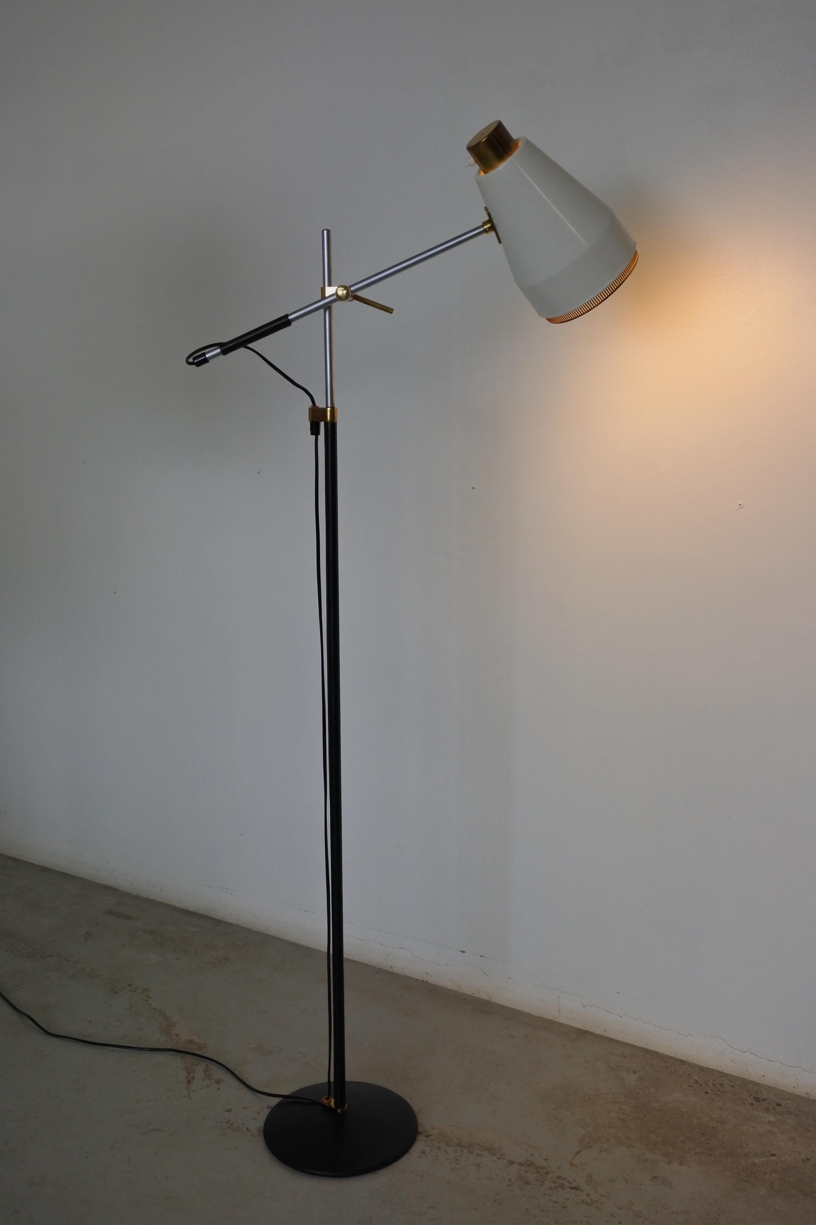 Lampada da terra regolabile Viljo Hirvonen & Valaistustyö, pelle e ottone, anni '60 in vendita 4