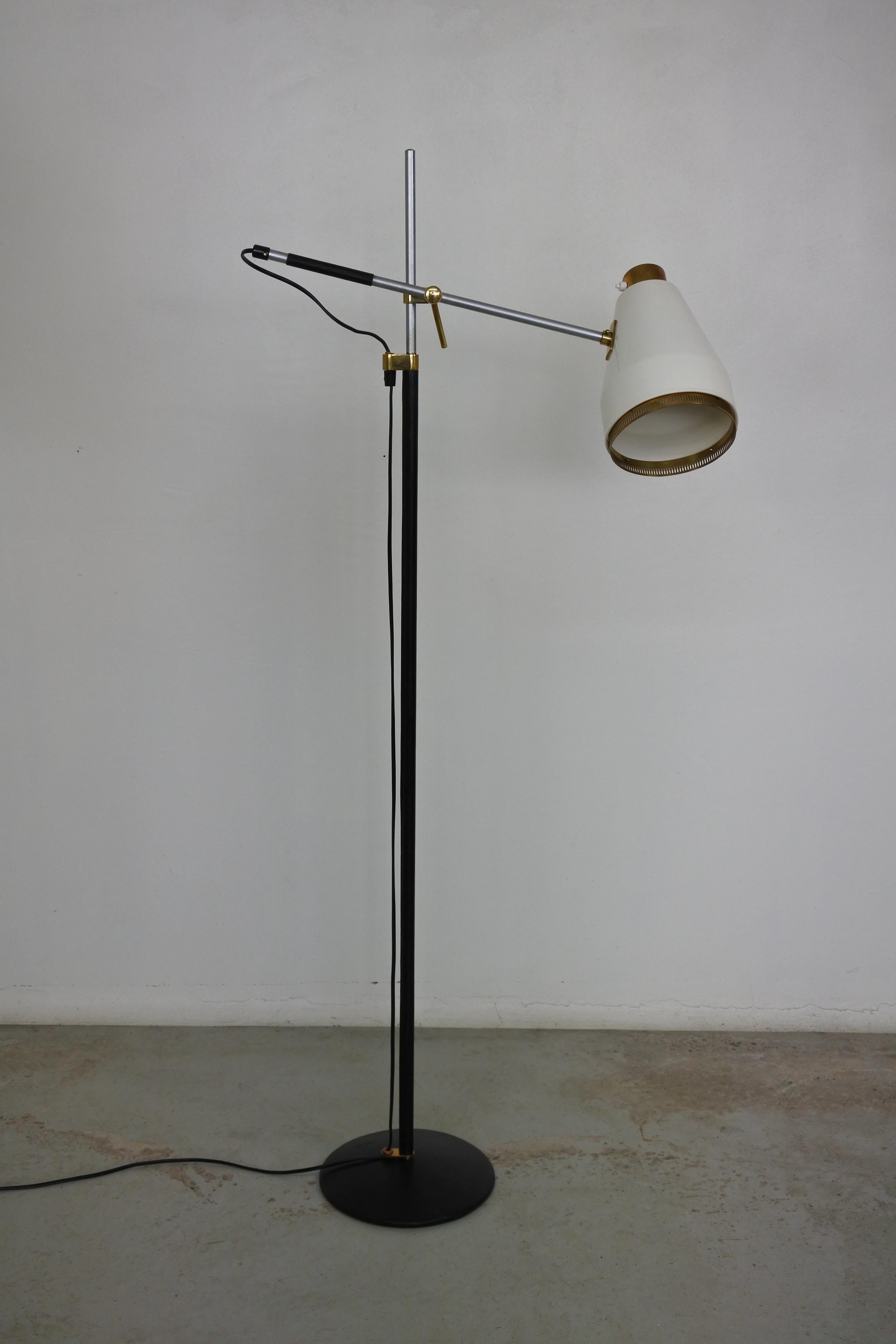 Laccato Lampada da terra regolabile Viljo Hirvonen & Valaistustyö, pelle e ottone, anni '60 in vendita