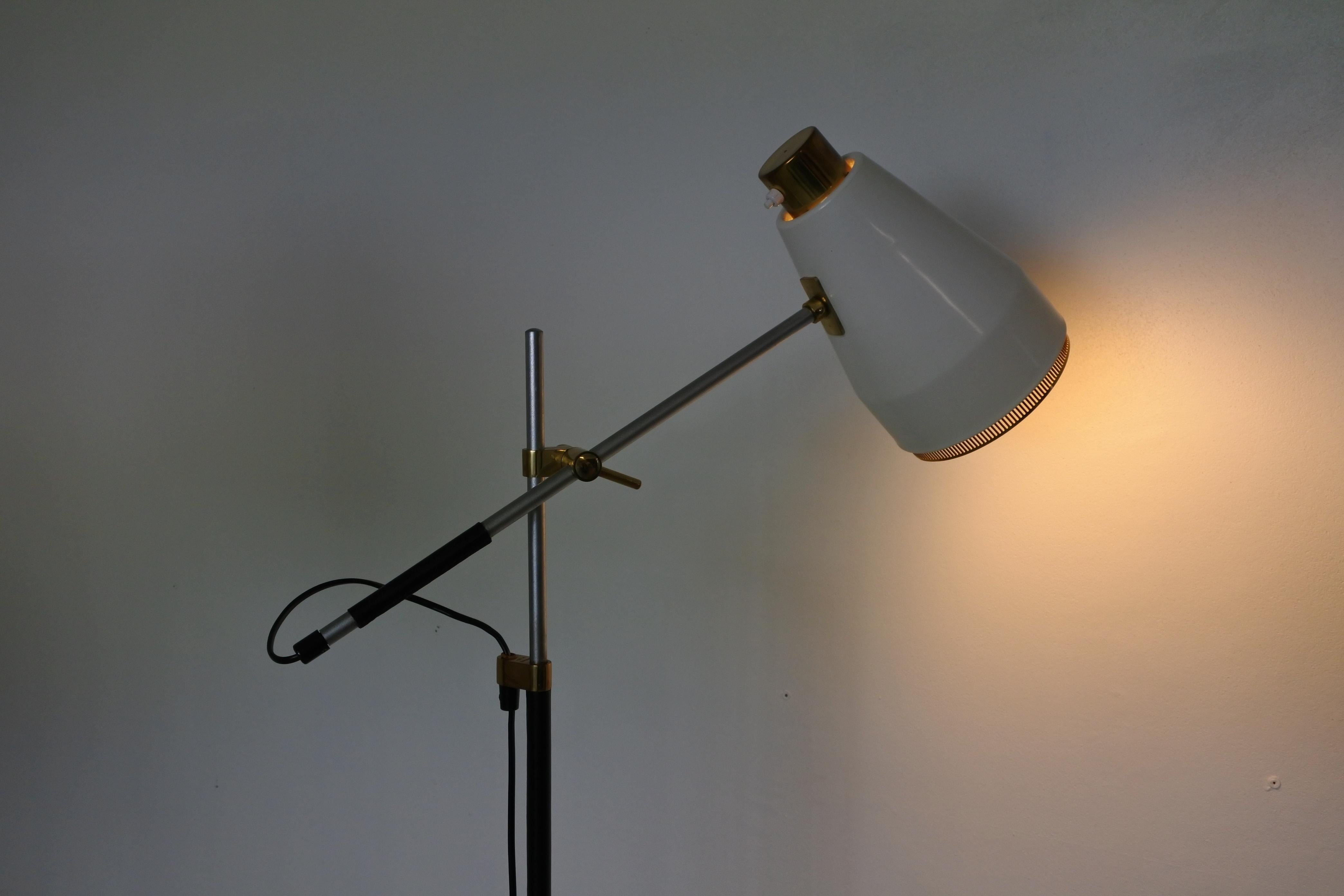Viljo Hirvonen & Valaistustyö Adjustable Floor Lamp, Leather & Brass, 1960s In Good Condition For Sale In La Teste De Buch, FR
