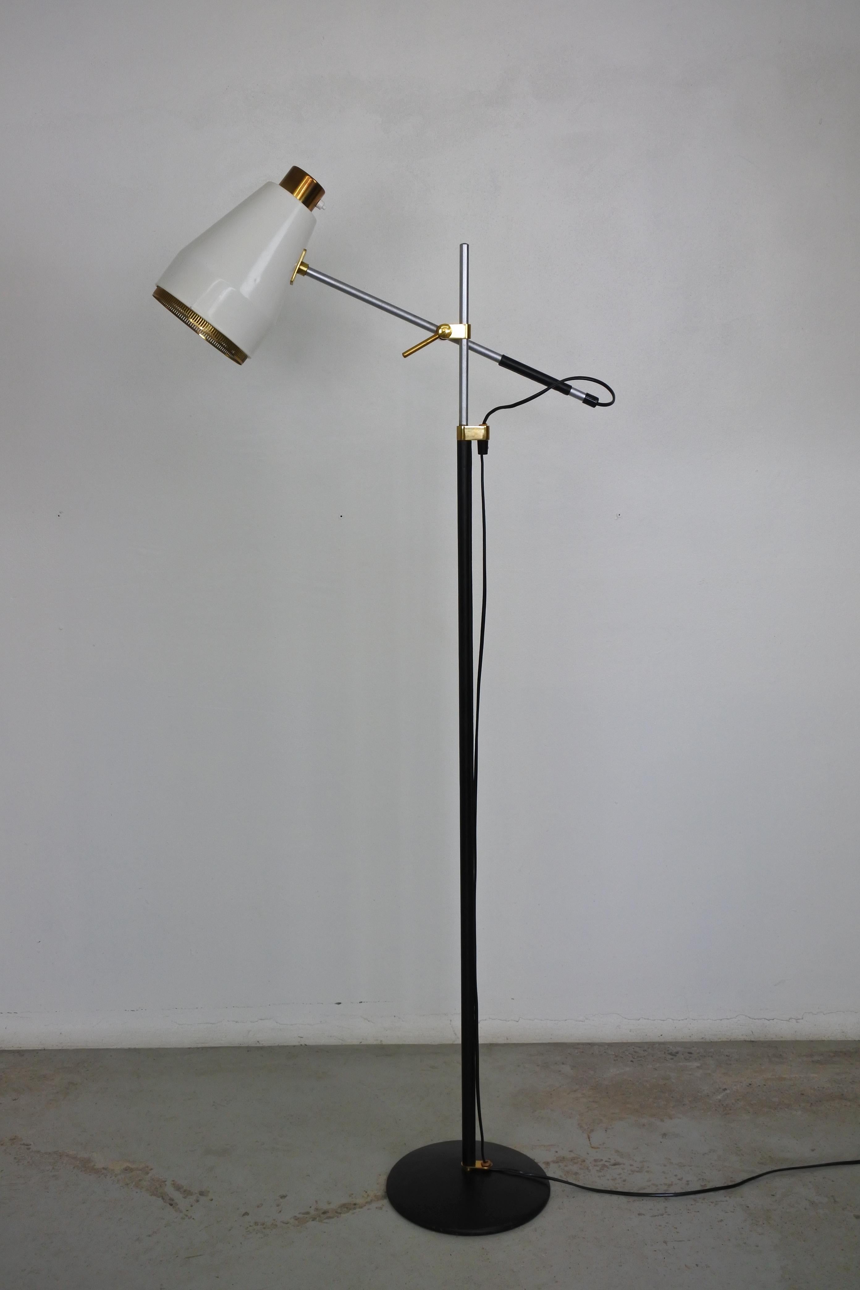Alluminio Lampada da terra regolabile Viljo Hirvonen & Valaistustyö, pelle e ottone, anni '60 in vendita
