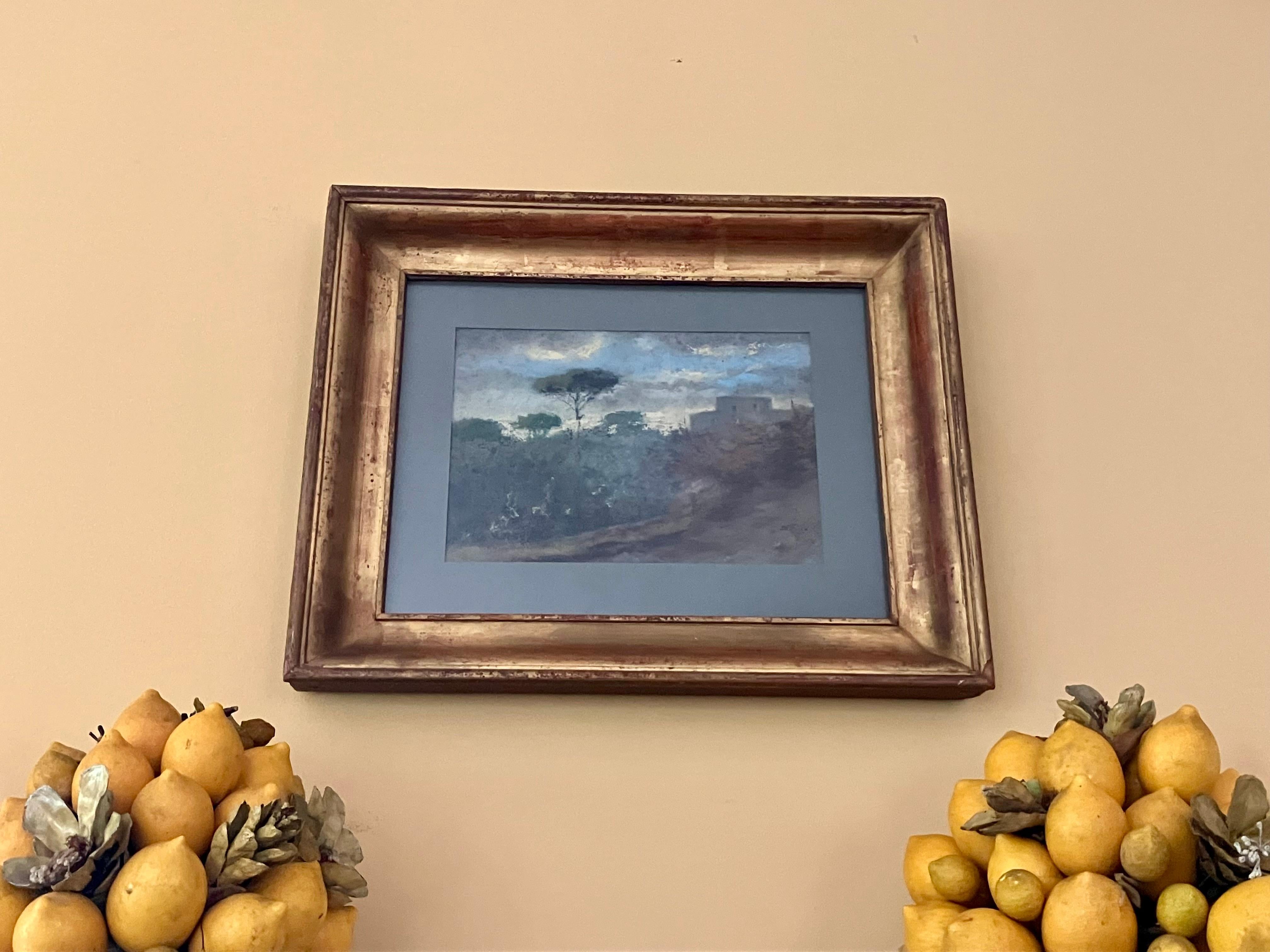 Villa en el Nápoles. Vista vintage de los años 20 a tiza sobre papel de una villa cerca de Nápoles o de la costa de Amalfi con los característicos pinos paraguas y cielos vibrantes en un marco dorado de época; firmado abajo a la derecha 