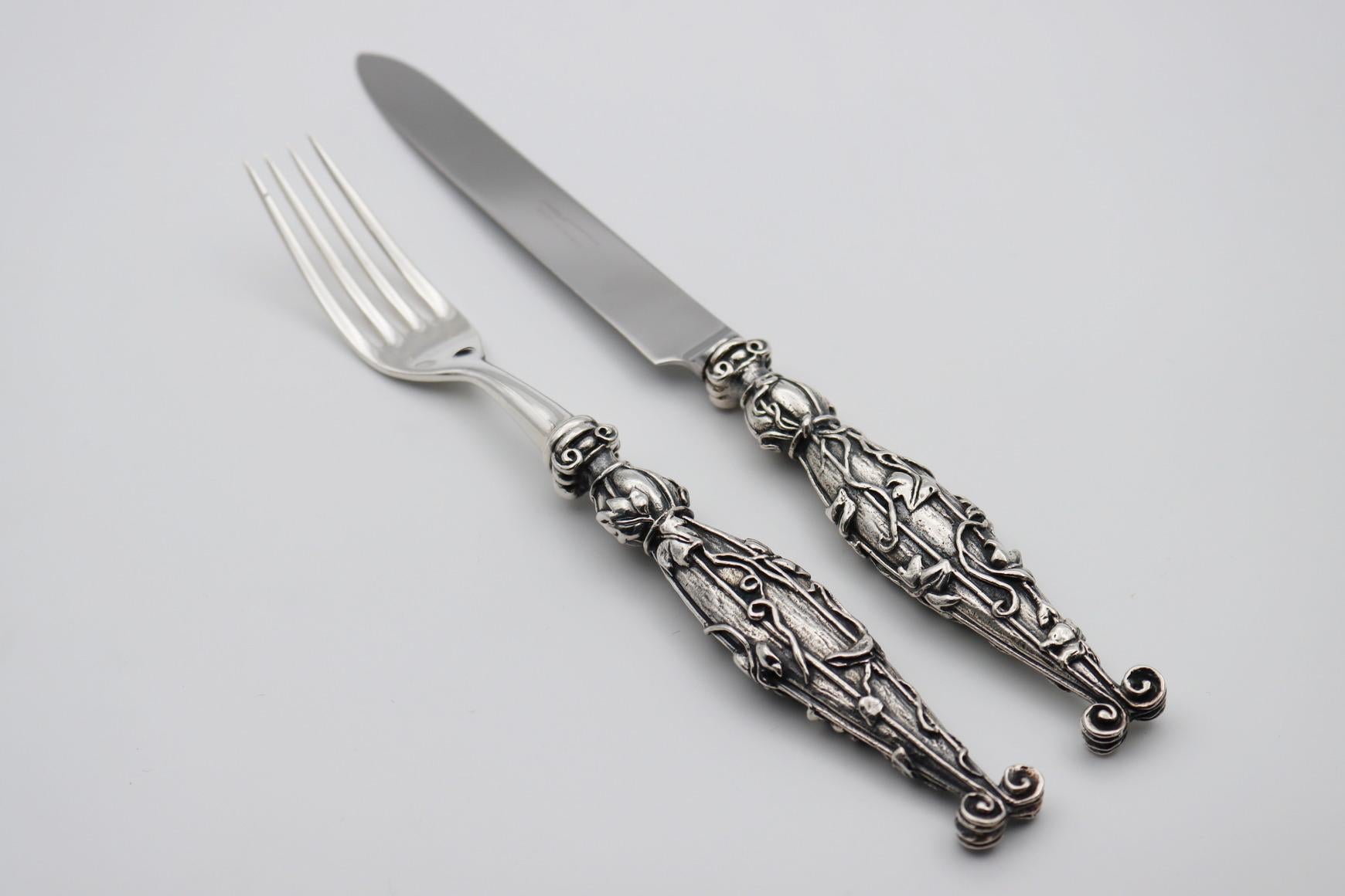 VILLA D’ESTE Set of 2 pieces in Silver Bronze or Gold Bronze

Set of 2 pieces (table forks/fish, table knife or meat/fish knife) in silver bronze 35/42 microns

It is possible to order all products separately or set of 4 piece

Table
