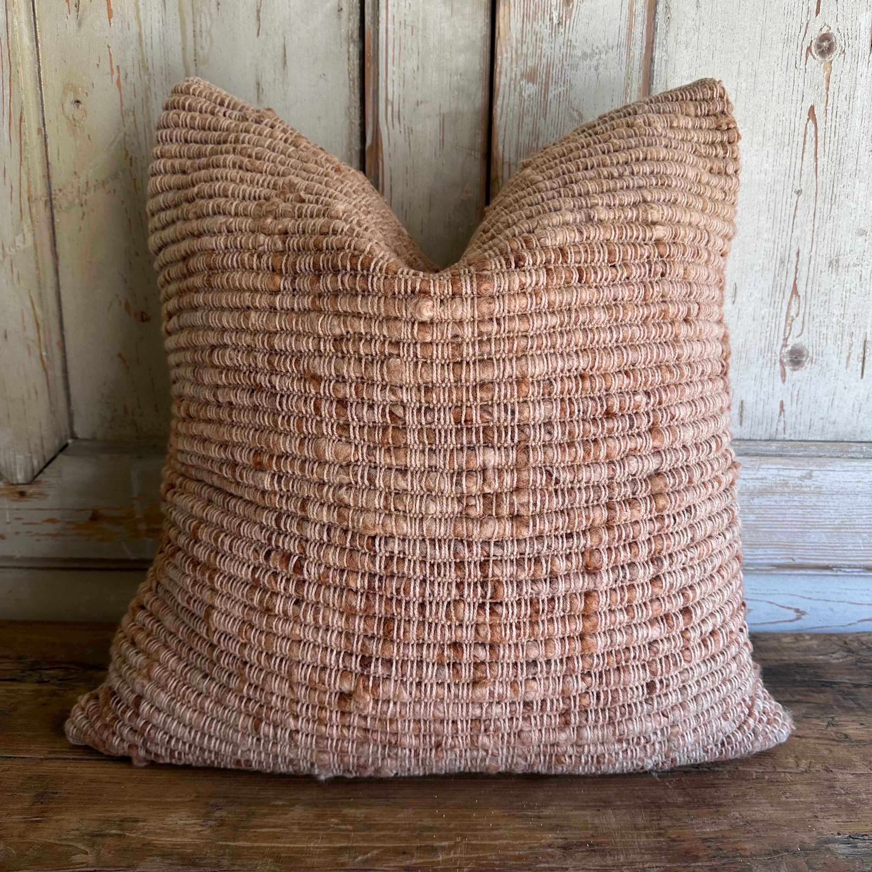 Handmade wool textured pillow.
All of our products are commissioned and handmade by the craftswomen of Chiloé. The textiles are made with 100% wool from ’chilota’ sheep, that are born and raised on the island.The process by which these luxurious
