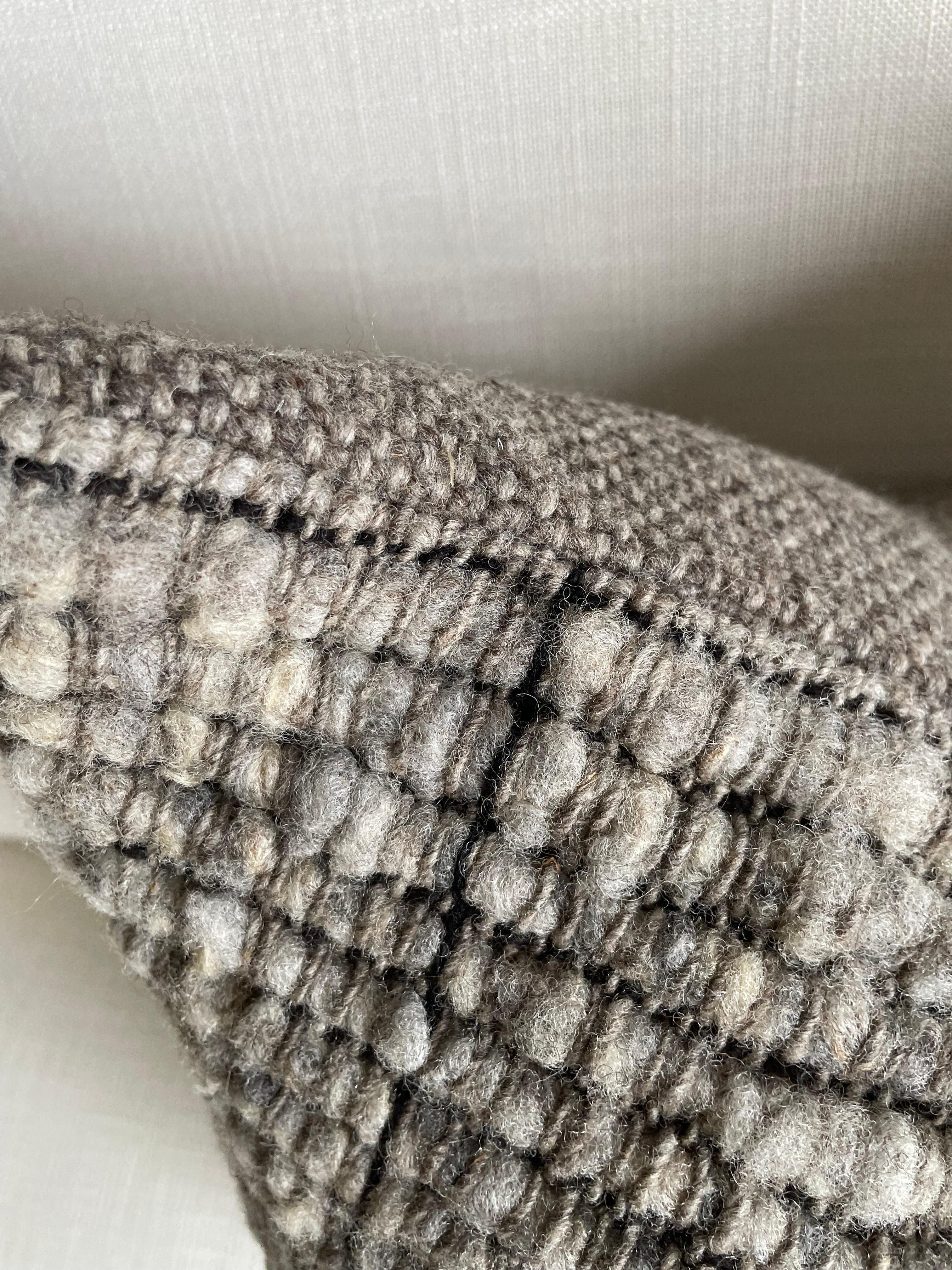 XXIe siècle et contemporain VILLA Oreiller en laine fait à la main avec insert de duvet en vente