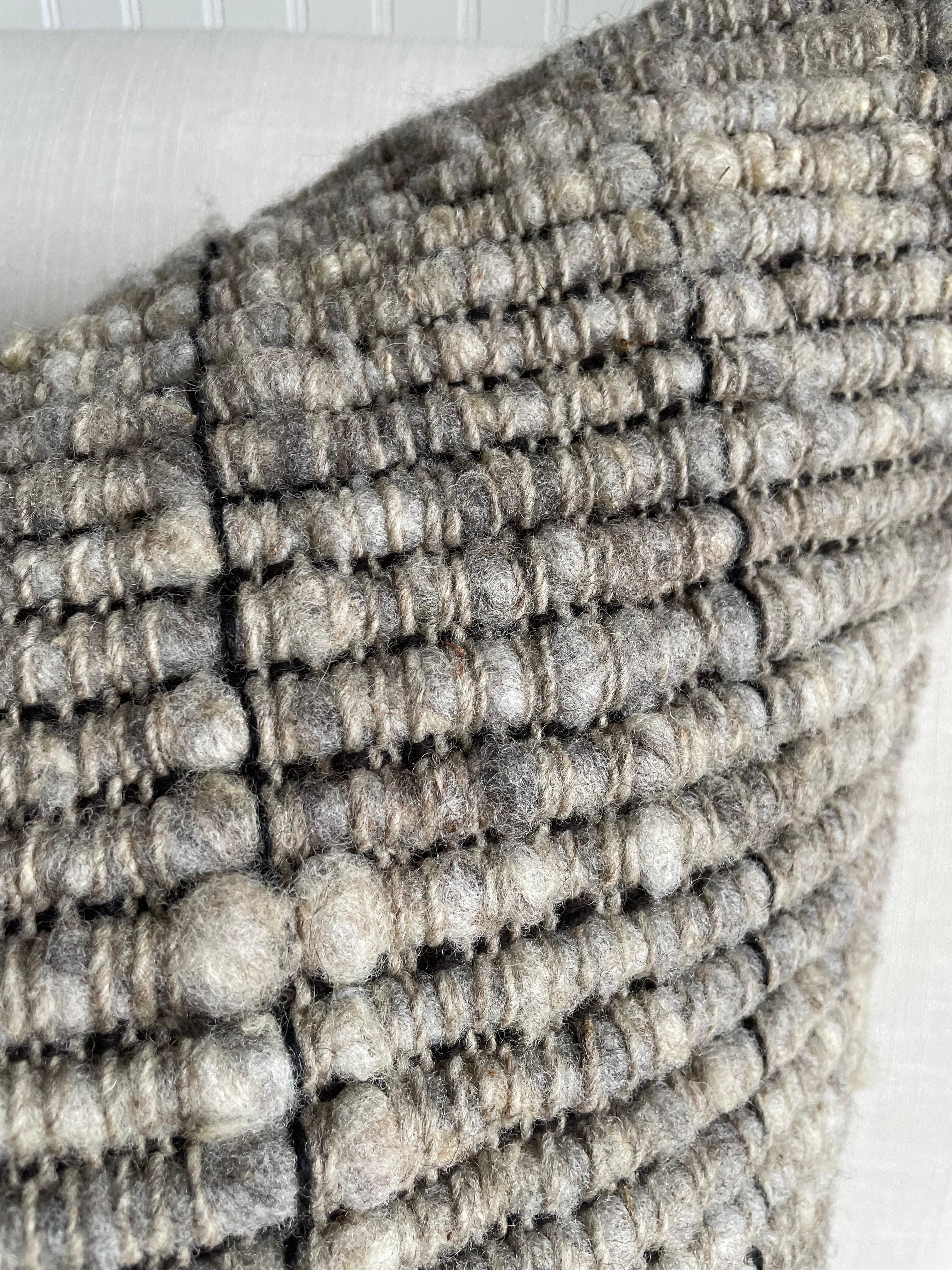 Laine VILLA Oreiller en laine fait à la main avec insert de duvet en vente