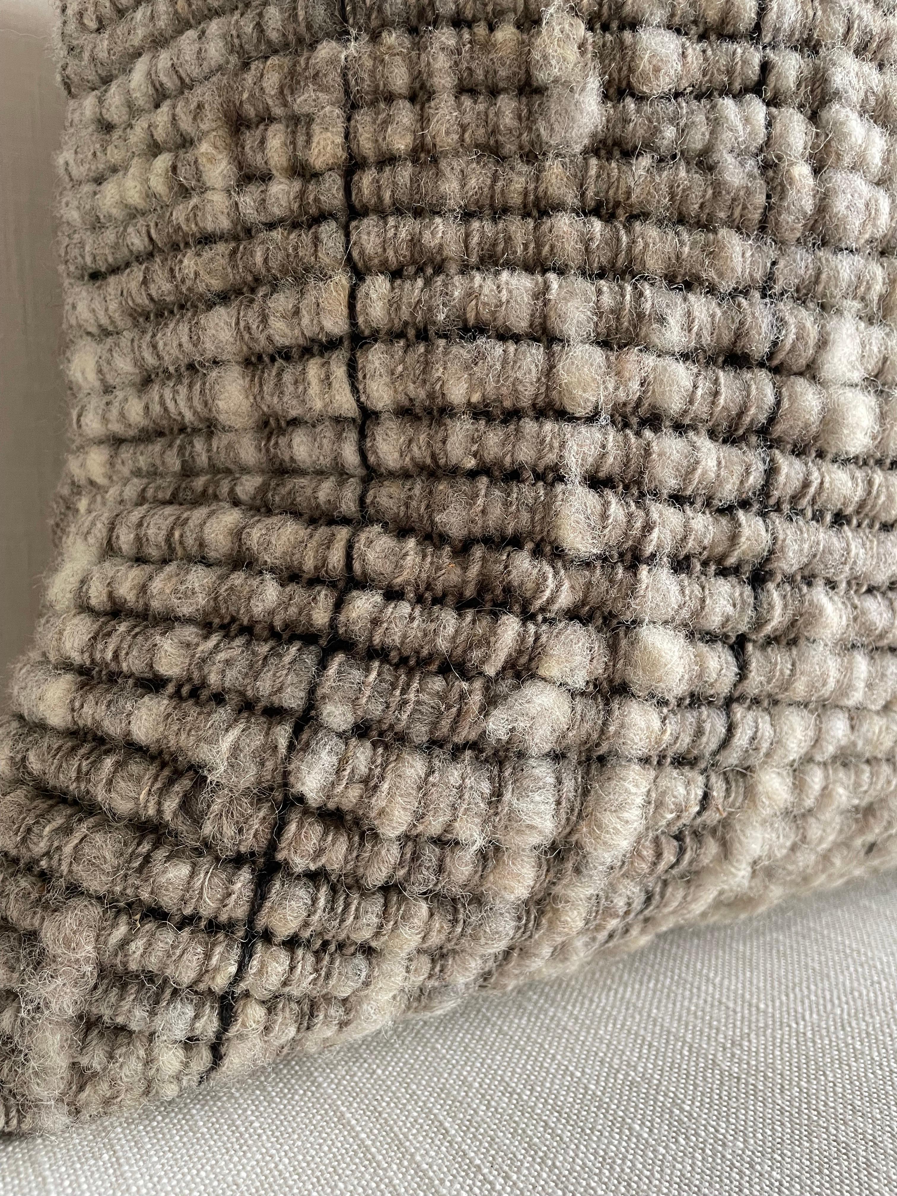 VILLA Oreiller en laine fait à la main avec insert de duvet en vente 2