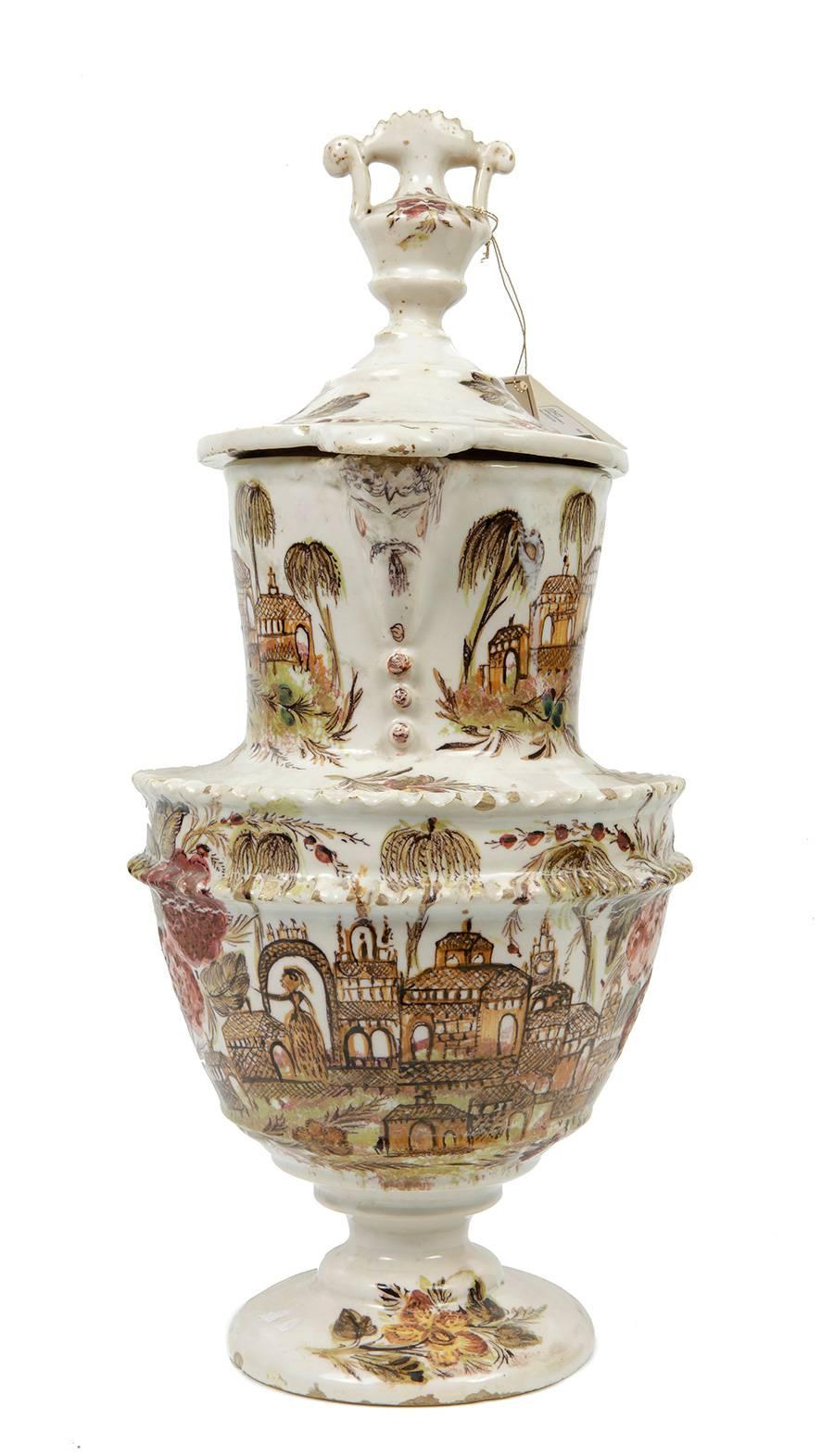 Pichet en poterie du baroque tardif fabriqué et décoré avec des glaçures à haute température sur un engobe blanc d'étain. Ces motifs sont combinés à des décorations émaillées en relief obtenues par moulage. La typologie de la pièce combine la cruche