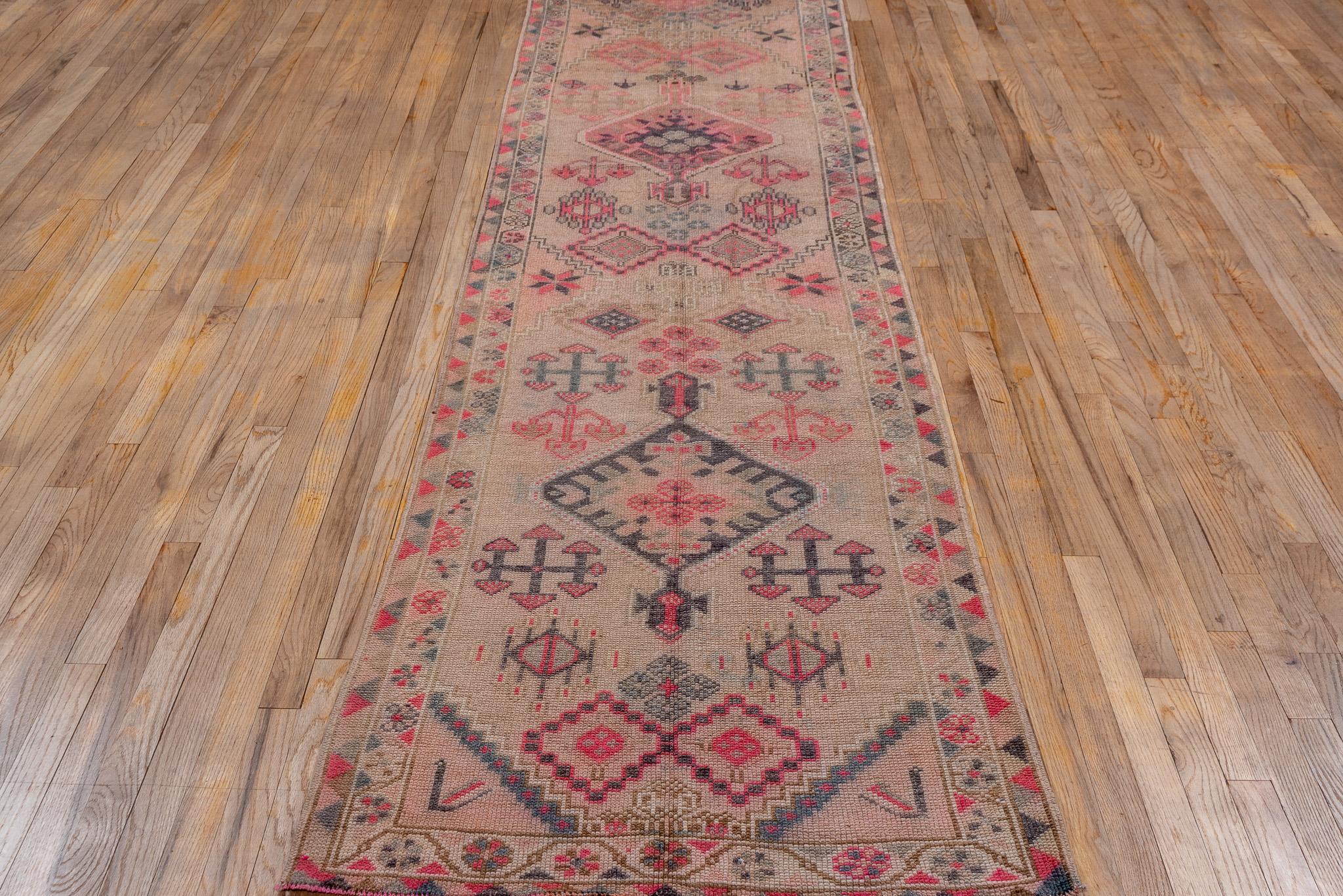 Village Pattern Oushak Runner with Light Pink Tones In Excellent Condition For Sale In New York, NY