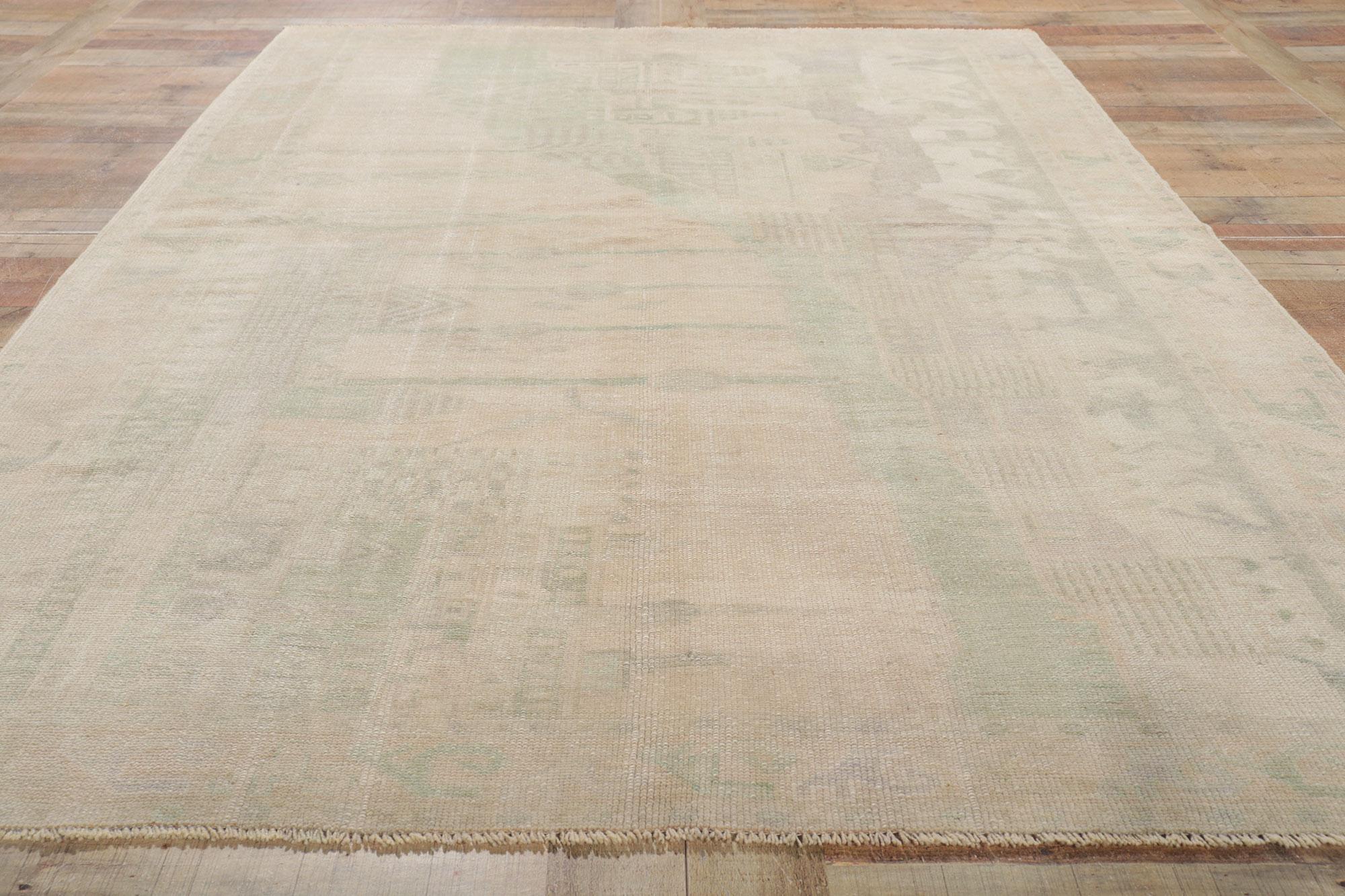 52470, alter türkischer Oushak Landscape pictorial war rug mit Amish Shaker style 05'05 x 08'02.? Mit seiner subtilen Farbpalette und Schlichtheit verkörpert dieser handgeknüpfte türkische Oushak-Bildteppich aus Wolle den Stil der Amish und Shaker.