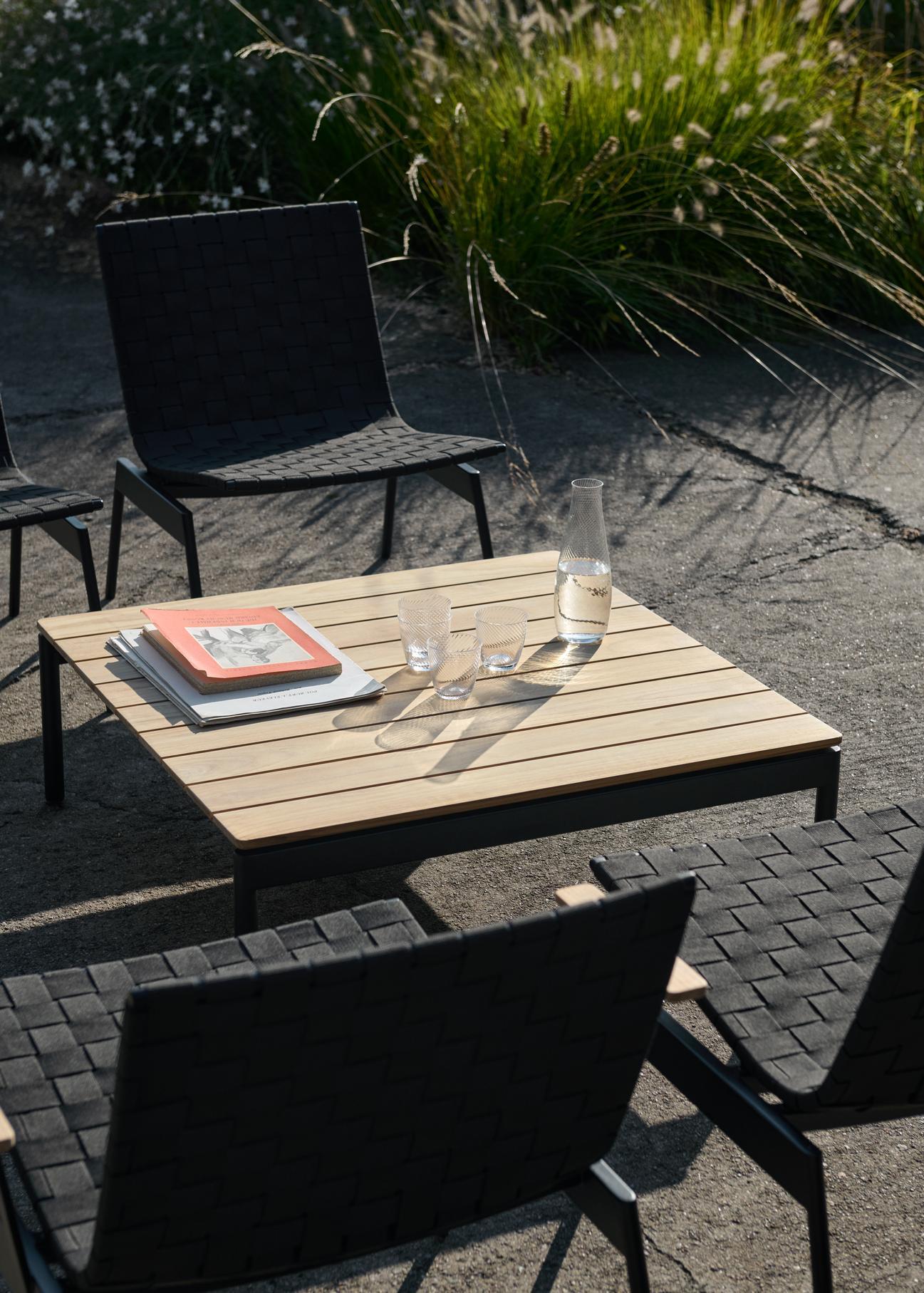 La table basse Ville a été conçue pour favoriser les moments de détente à l'extérieur. Elle élargit les possibilités de la vie en plein air. Soutenue par un élégant cadre en acier qui lui assure une base solide et robuste, la table basse reflète la