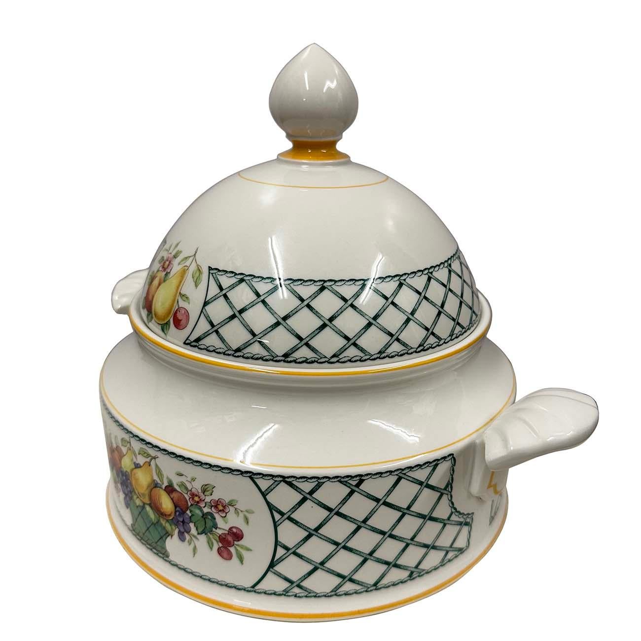Basket di Villeroy & Boch è un sorprendente modello di stoviglie con un affascinante disegno di cesto di frutta accentuato da un grazioso bordo a reticolo verde e bianco. Questo modello è stato prodotto in Germania dal 1983 al 2007. Questa grande