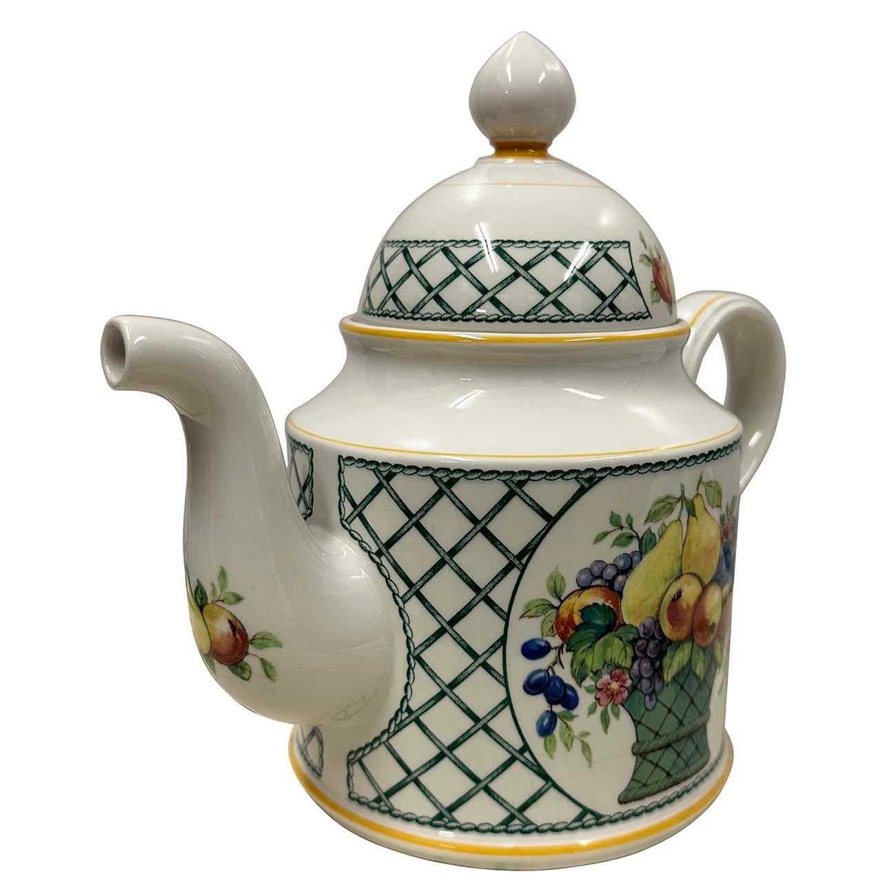 Basket de Villeroy & Boch est une réinterprétation du motif classique du panier conçu par Helen Von Boch en 1973. Le décor se compose de paniers de fruits et de fleurs détaillés et élégants, encadrés par une bordure en treillis vert. Ce modèle a été