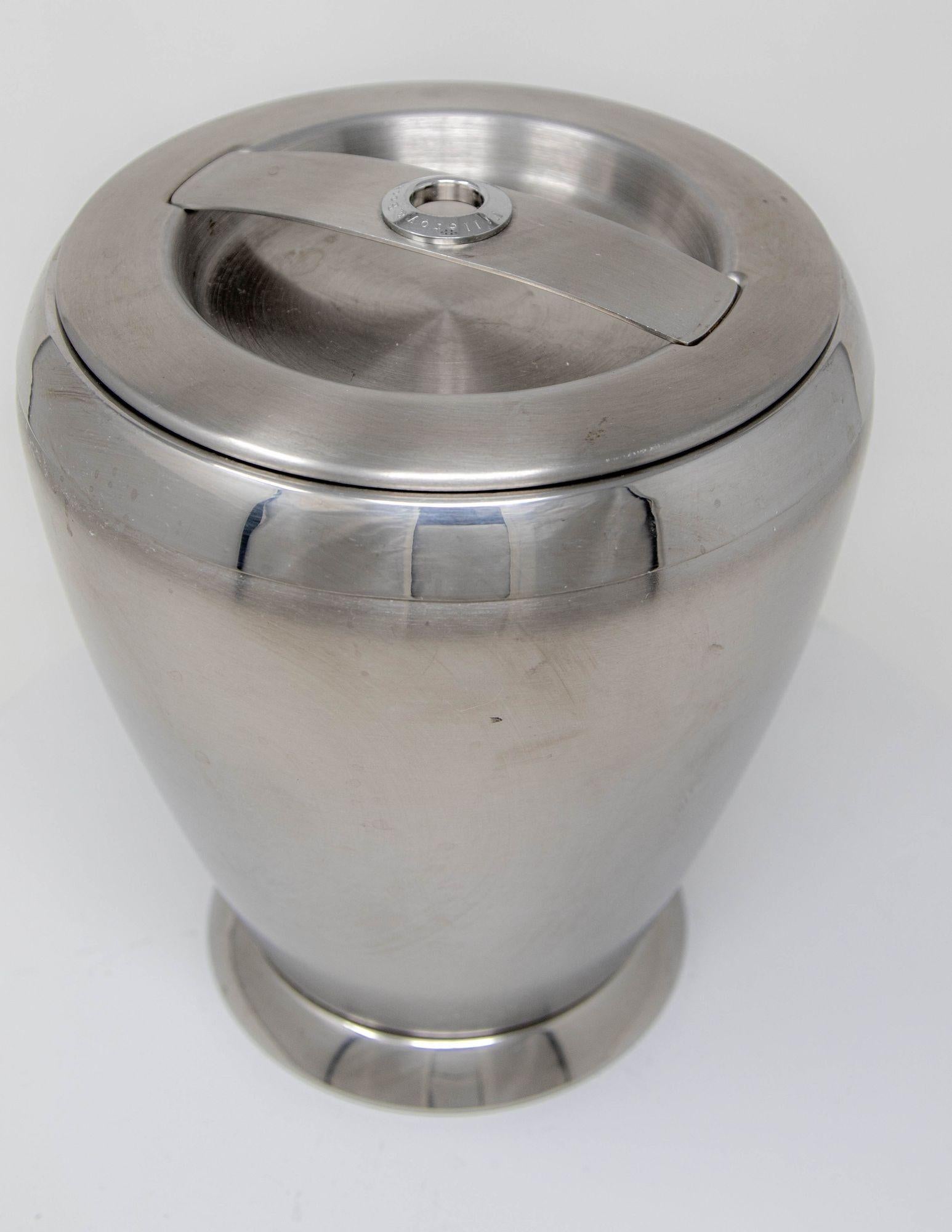 Villeroy & Boch Bogart 2-3/4-Quart Chrome Ice Bucket with Liner and Lid.
Stylish Bogart ice bucket named for the screen legend.
Brushed 18/10 stainless-steel body with polished trim and lid.
Liner removes for easy cleaning by hand.
Marked with the