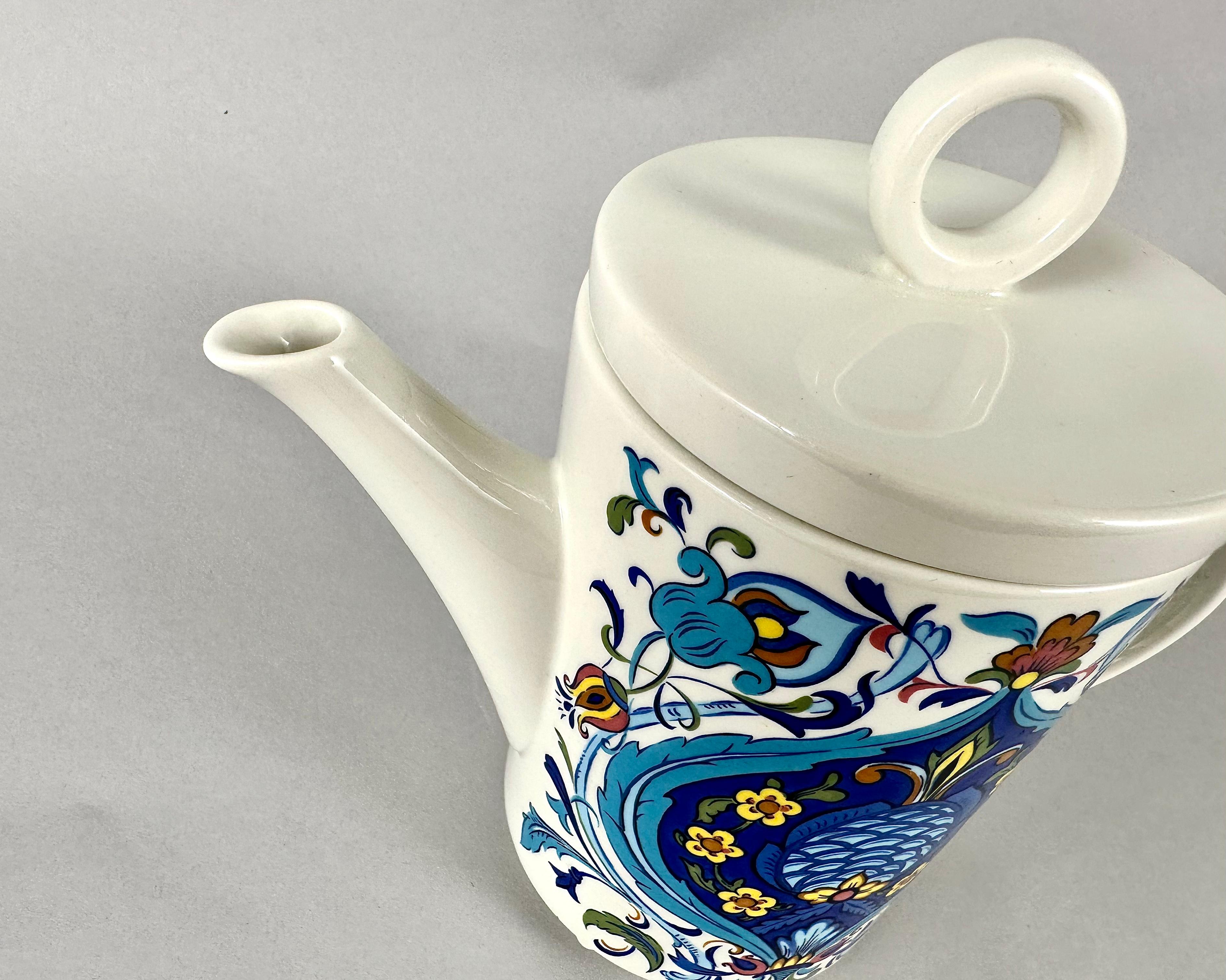 Villeroy & Boch Izmir Collection Coffee Pot in Vitro Porcelain. 

Rare edition.

Porcelain coffee pot or teapot with Izmir pattern made by Villeroy & Boch of Luxembourg in 1973.

The cylindrical teapot is adorned on both sides with simple flower