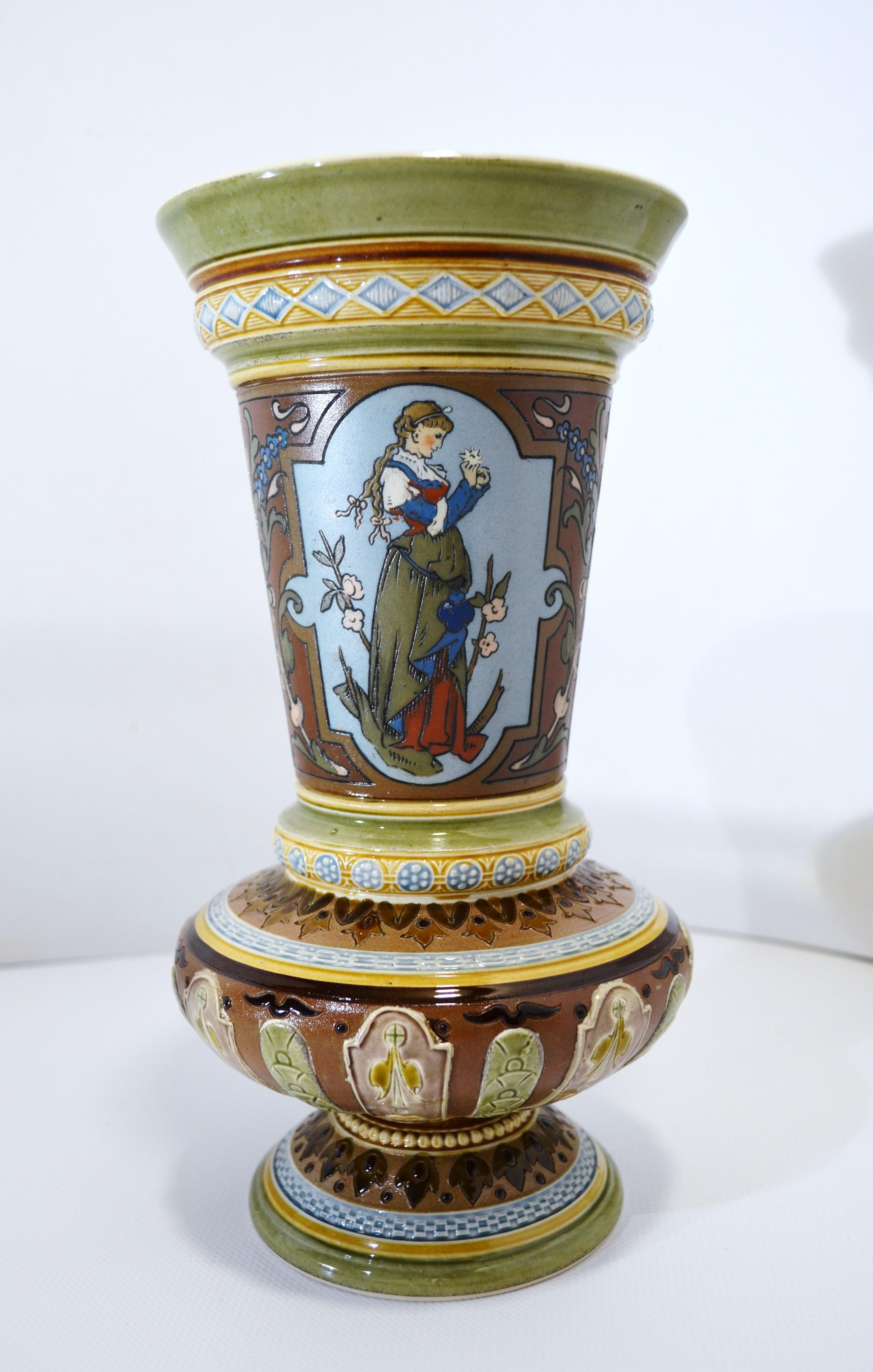 Beau vase de la fin du 19ème siècle à 1900 en céramique gravée de mosaïques signé de la marque Villeroy & Boch Mettlach.

décor : Femmes en vêtements folkloriques traditionnels

Dimensions : Hauteur du collier : 23,7 cm - diamètre maximal : 12,5 cm