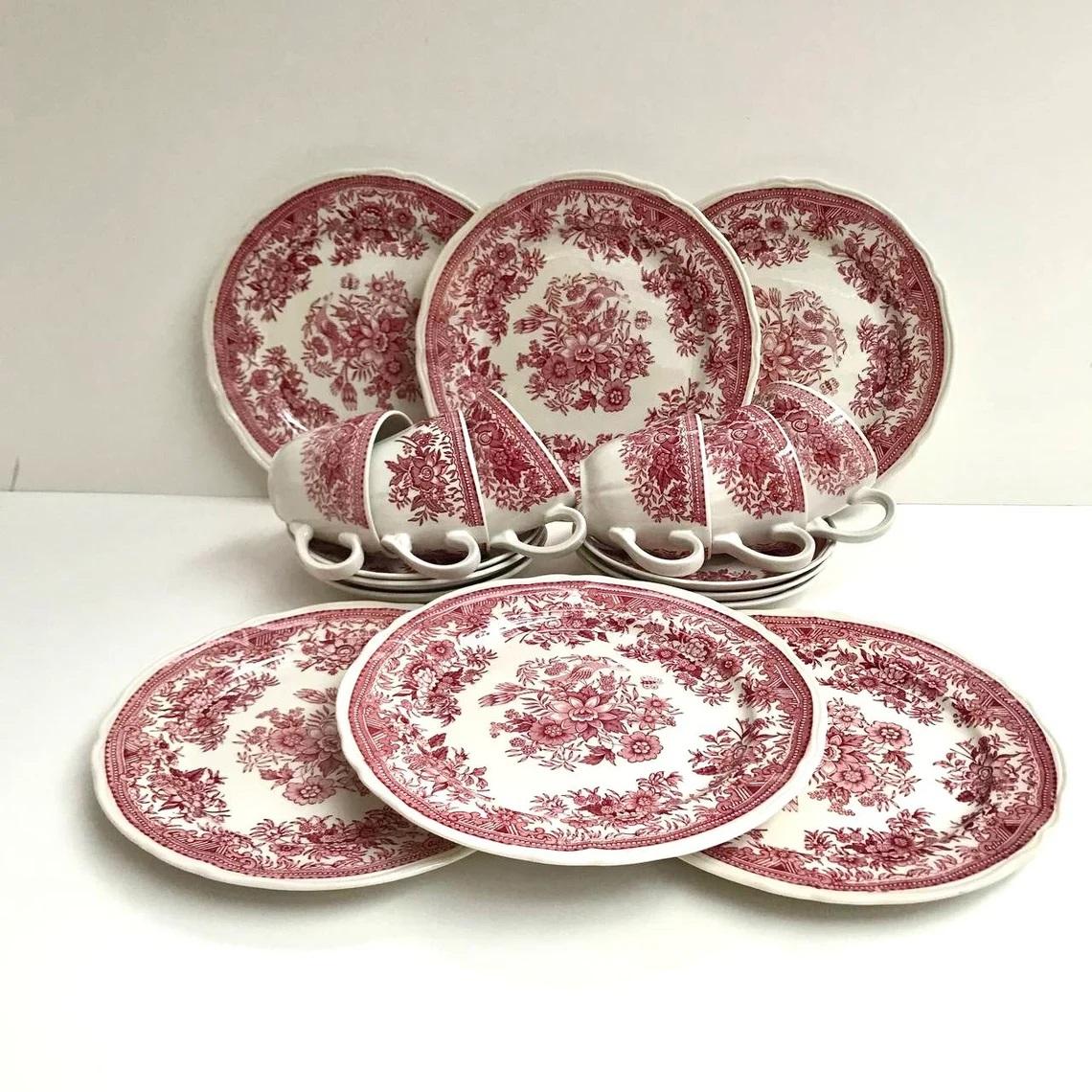 Villeroy and Boch Tea set from Red Fasan Series.

Vintage Red and White Porcelain Tea Set of 6.

In excellent condition, no chips, cracks or crazing.

Includes:

1. Tea Pairs - 6 pcs.

2. Dinner Plates - 6 pcs.

Total: - 18 pcs

Volume