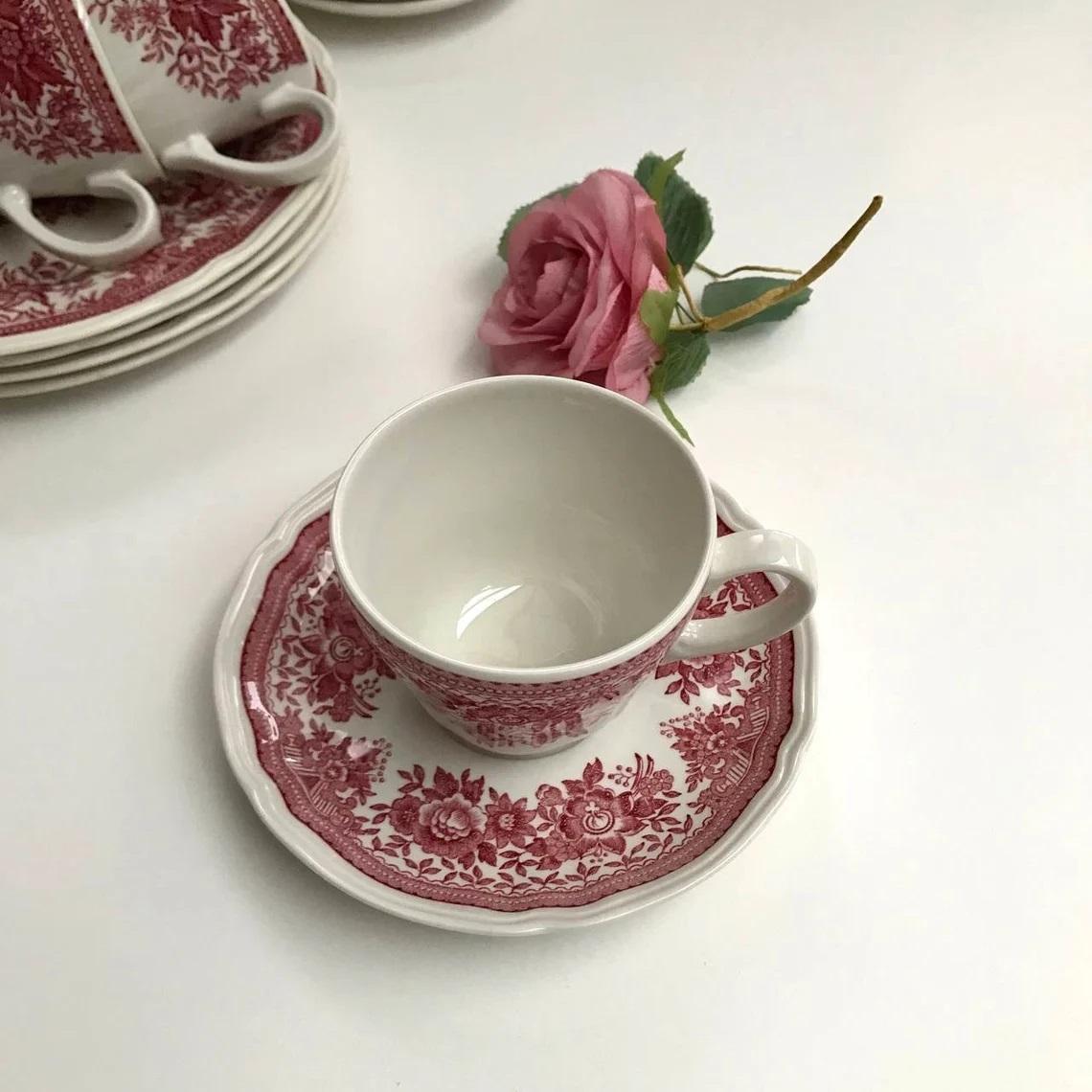 Villeroy and Boch Red Fasan Porcelain Tea Dinner Set In Good Condition In Bastogne, BE