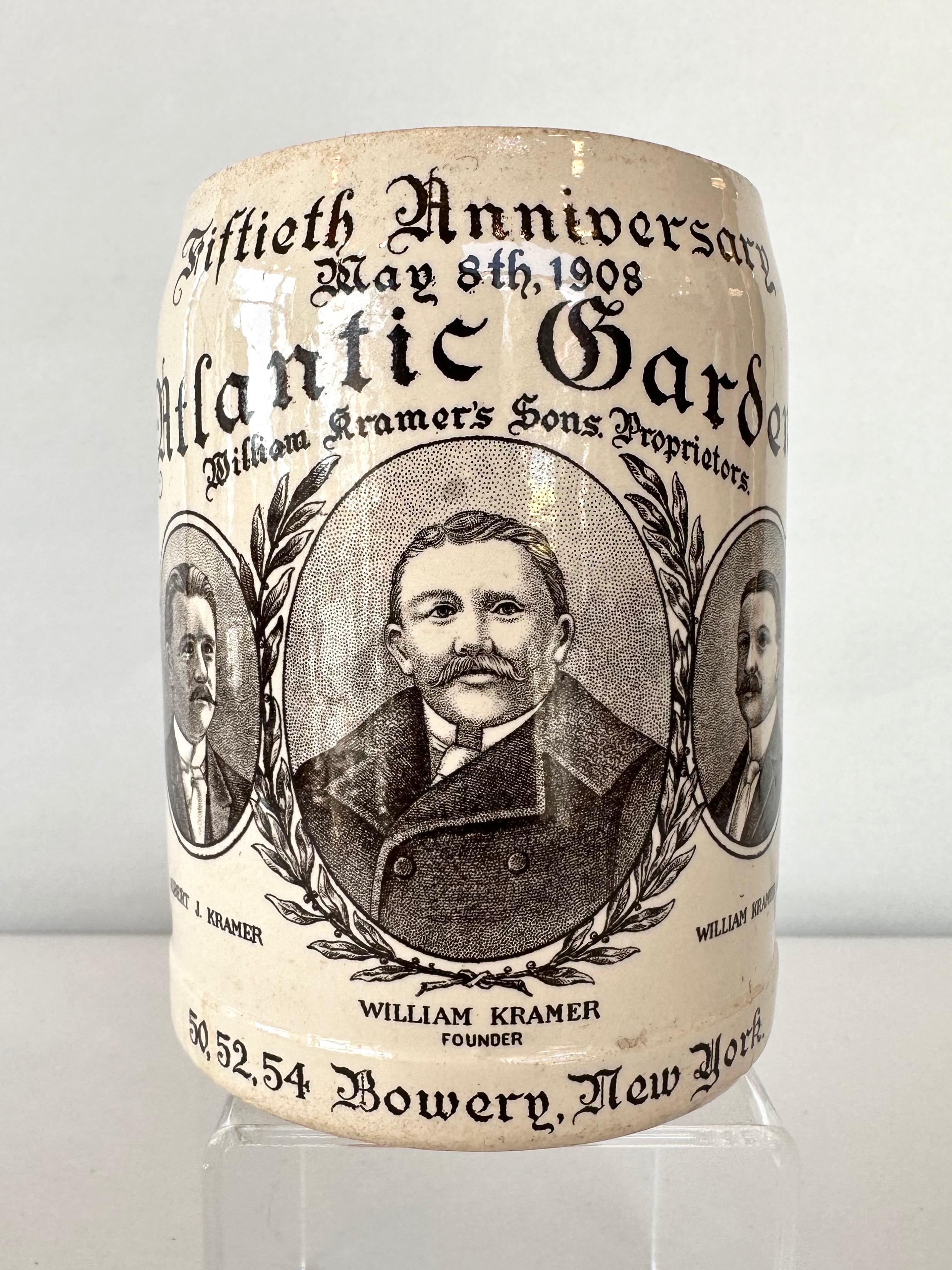 Un boccale di birra in gres illustrato di Villeroy & Boch del 1909 che commemora il 50° anniversario della birreria Atlantic Garden sulla Bowery a New Hall.

Illustrazioni a puntini del fondatore William Kramer e dei figli Albert J. Kramer e William