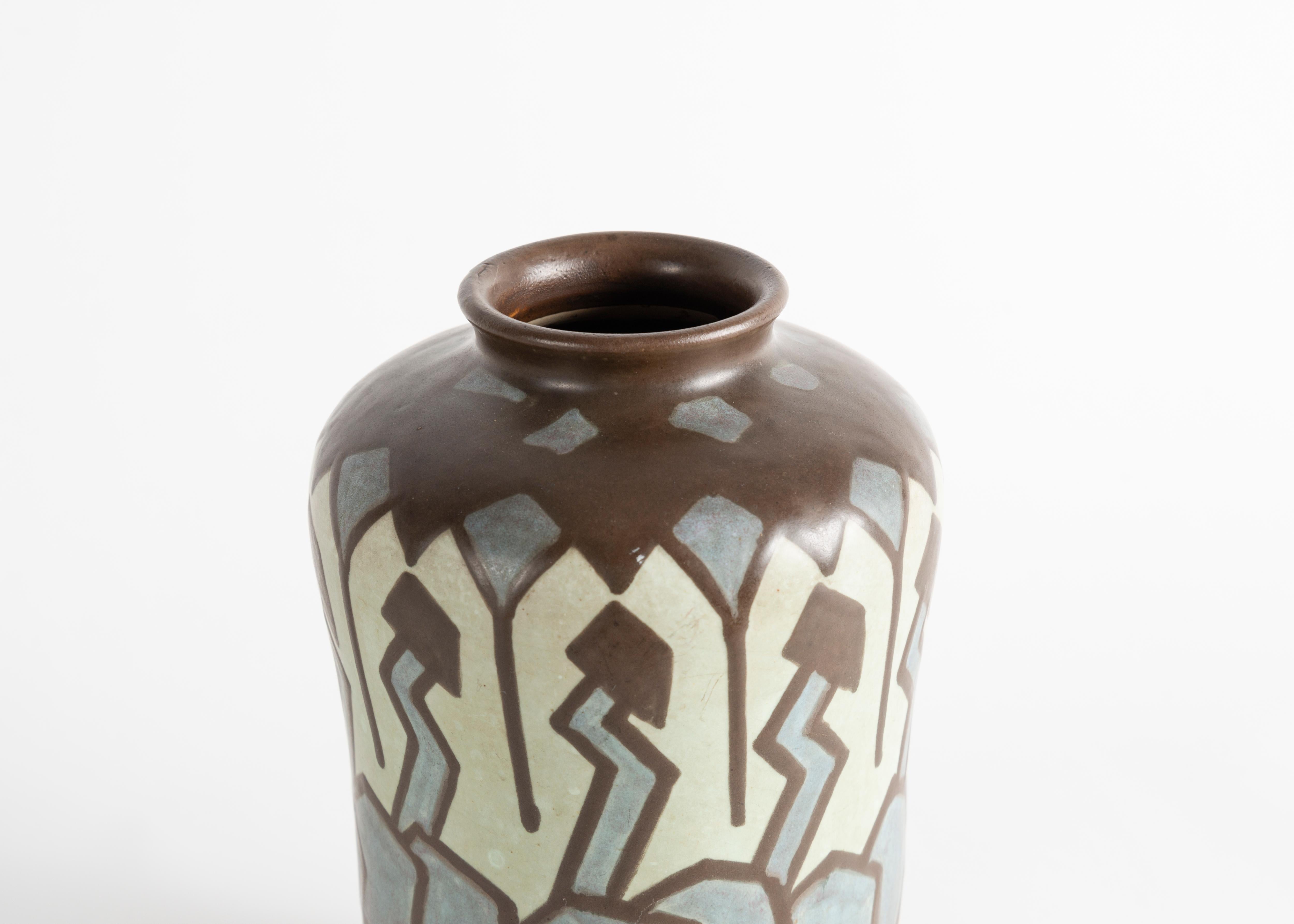 Vase aus Steingut im Art déco-Stil von Villeroy & Boch. Luxemburg, um 1930.

Unterzeichnet: V&B
Nummeriert: 313 & 1535.