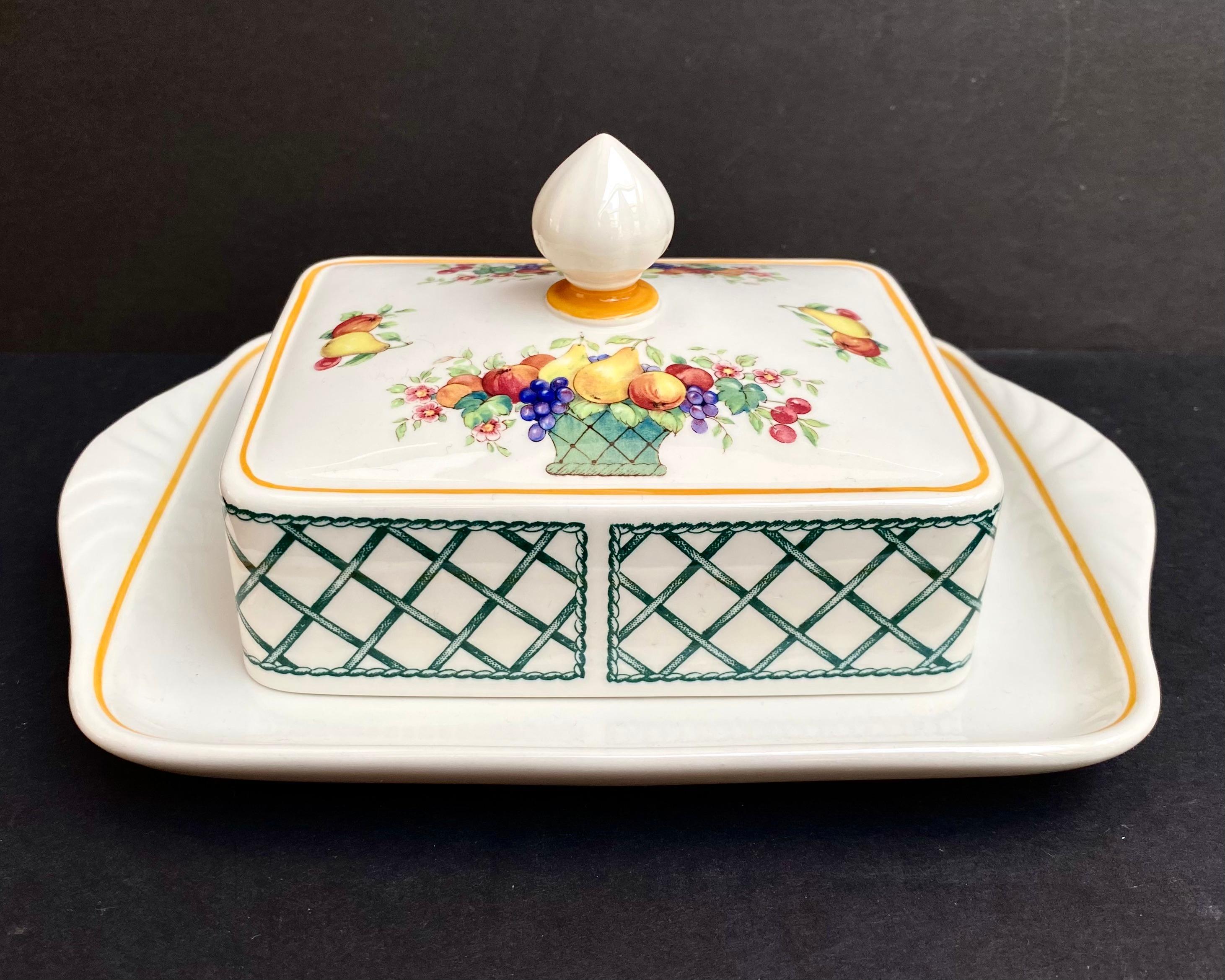 Basket by Villeroy & Boch creates the right atmosphere. The series with French esprit is a design by Helene von Boch in 1973. Juicy-sweet summer fruits spill out of a basket framed by a green lattice border.

This pattern has been discontinued but