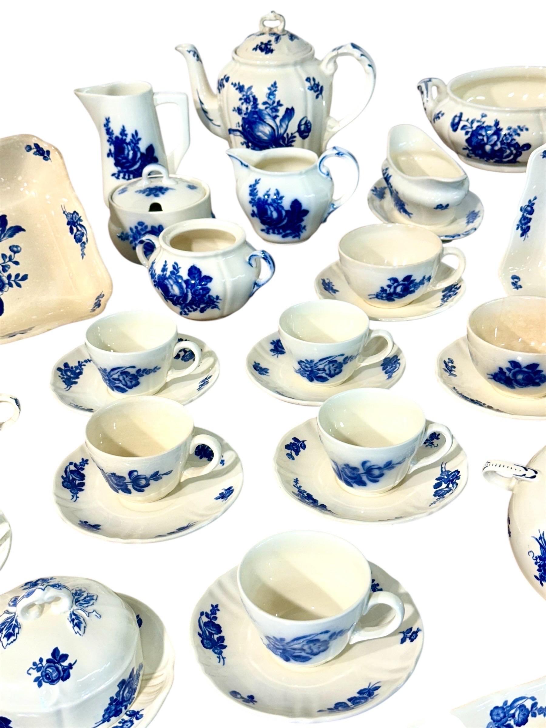 Villeroy & Boch Blue and White Faience Dinnerware Service, 29 Pieces in vendita 8
