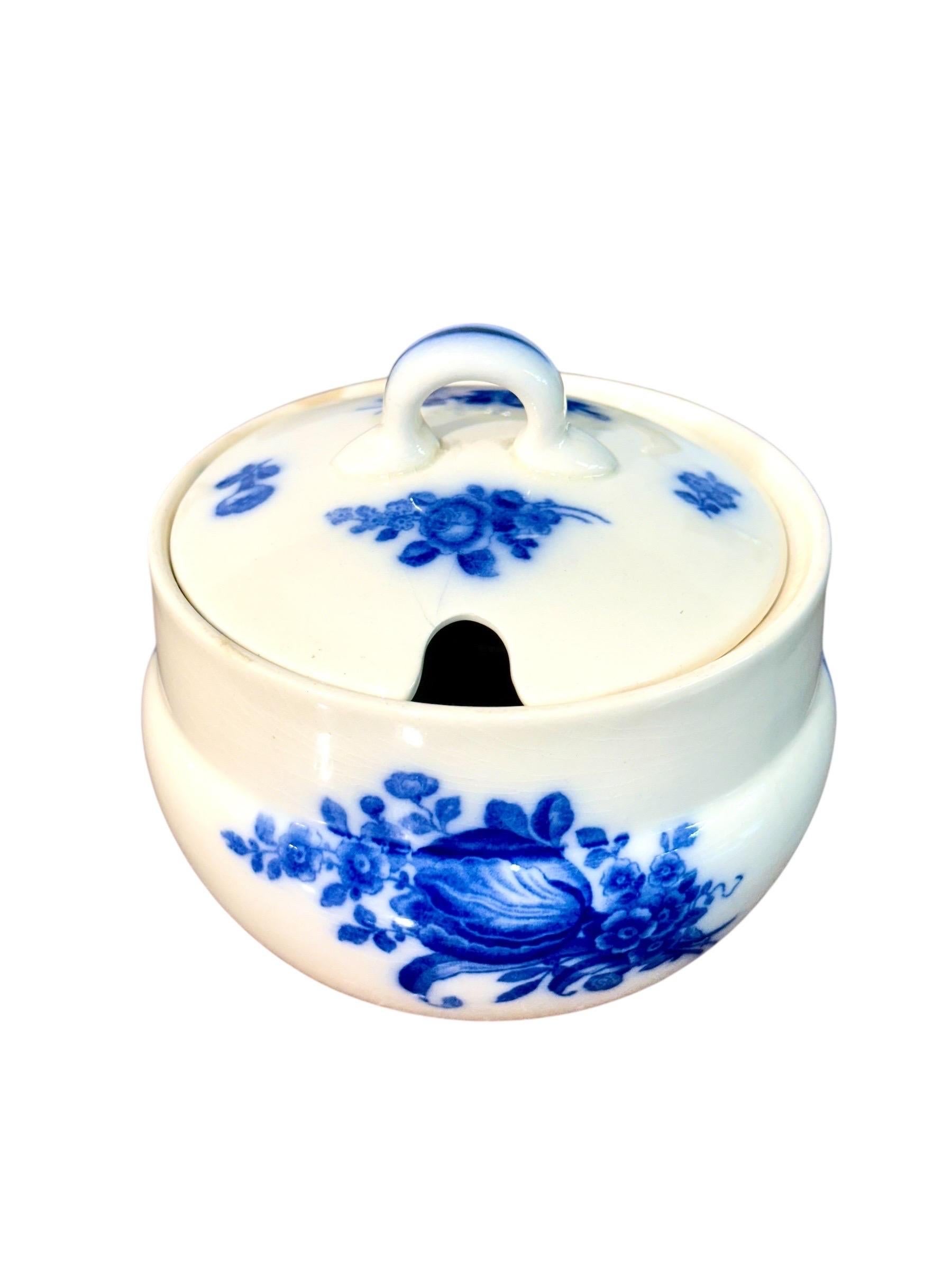 Villeroy & Boch Blue and White Faience Dinnerware Service, 29 Pieces in vendita 10