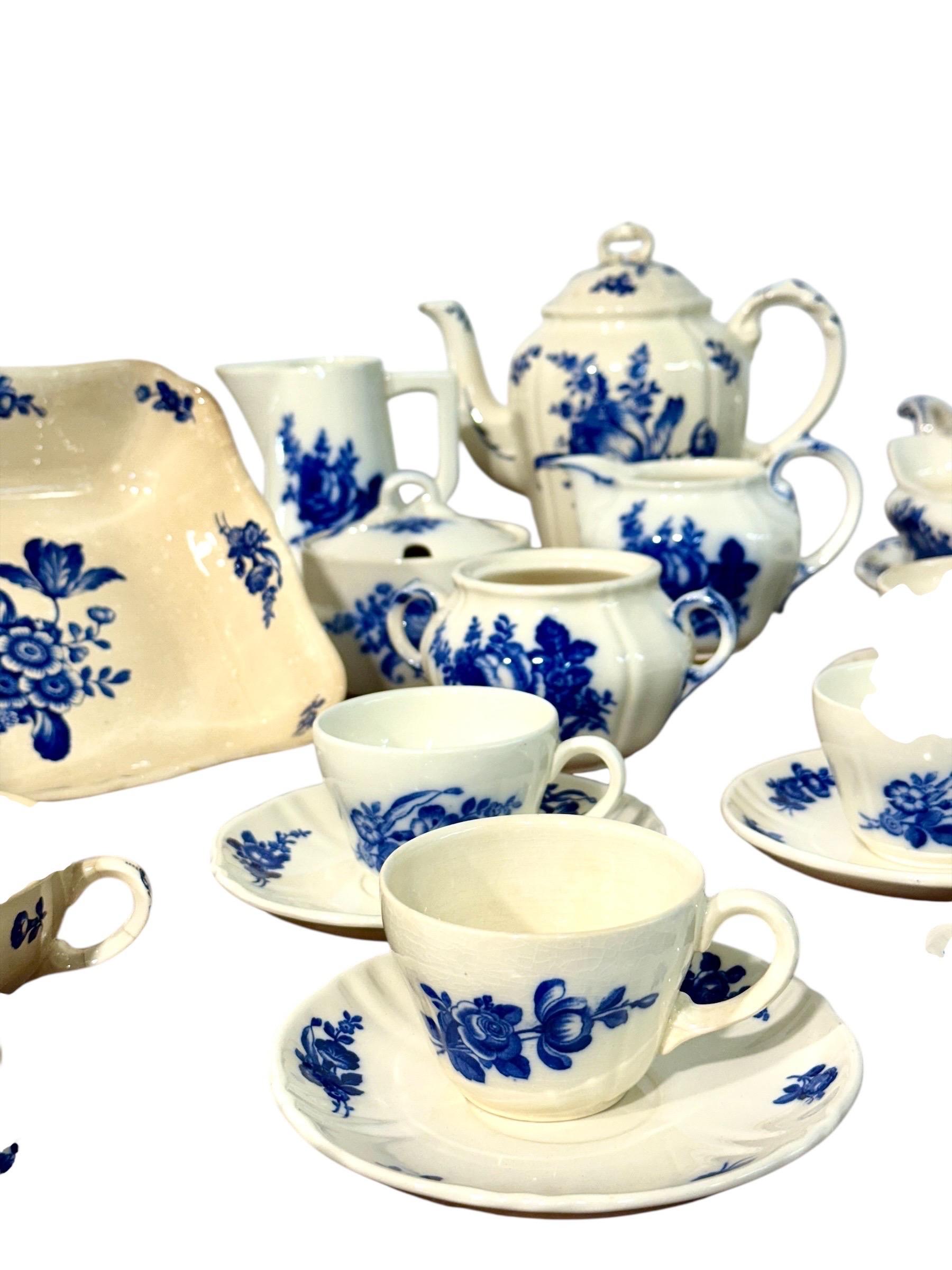 Villeroy & Boch Blue and White Faience Dinnerware Service, 29 Pieces in vendita 11