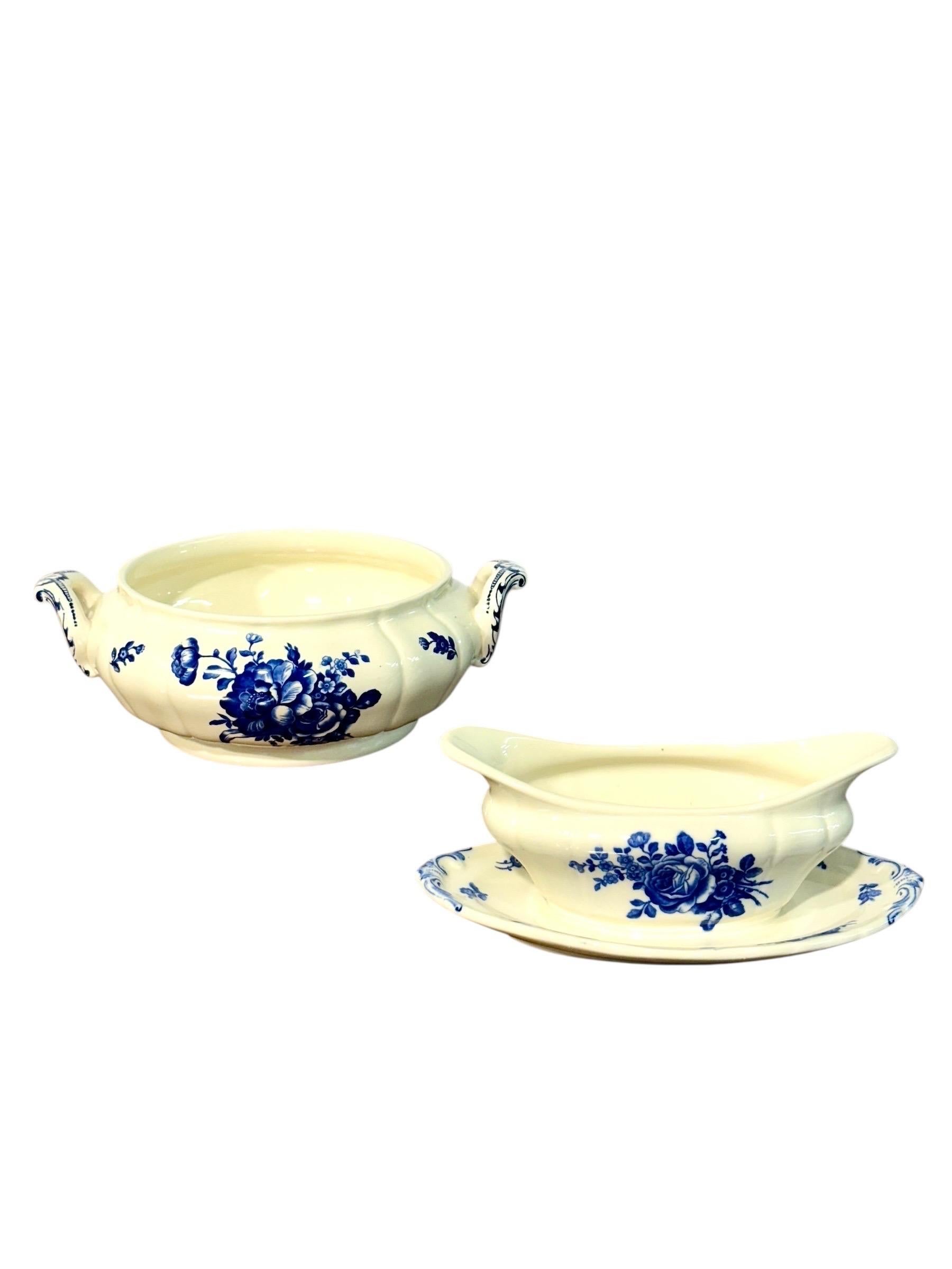Tedesco Villeroy & Boch Blue and White Faience Dinnerware Service, 29 Pieces in vendita