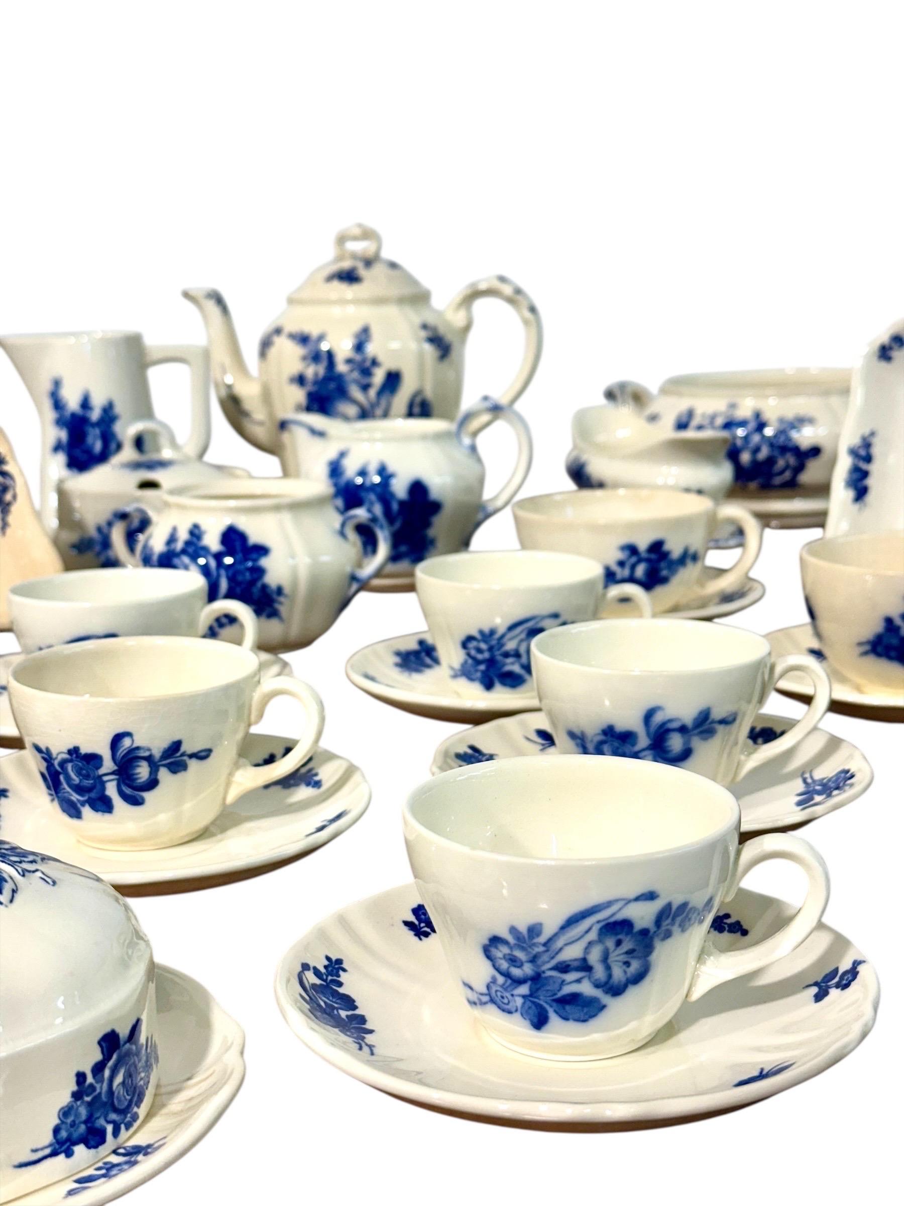 XX secolo Villeroy & Boch Blue and White Faience Dinnerware Service, 29 Pieces in vendita